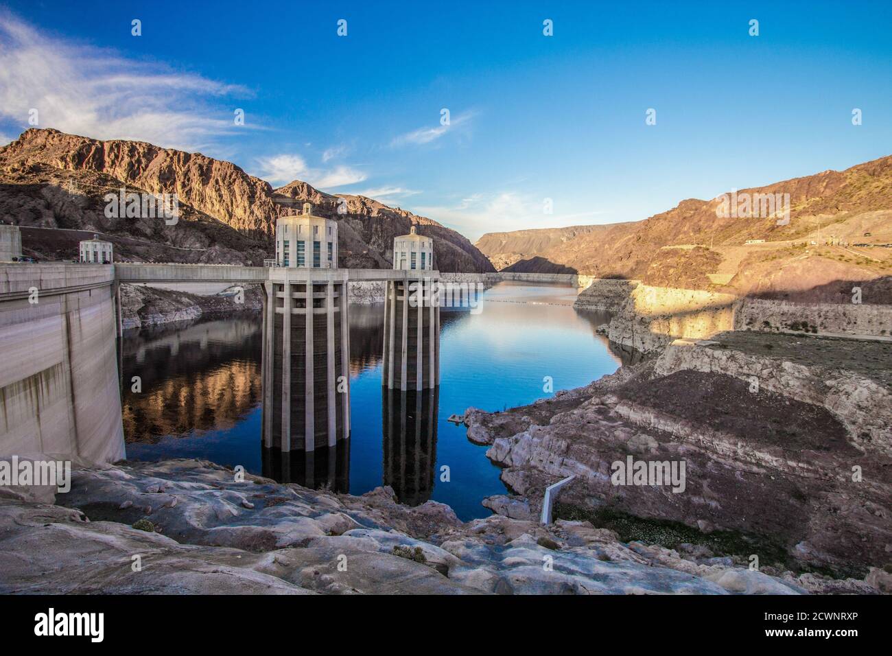 Reflet du barrage Hoover et des montagnes environnantes à la surface du lac Mead, à la frontière entre l'Arizona et le Nevada. Banque D'Images