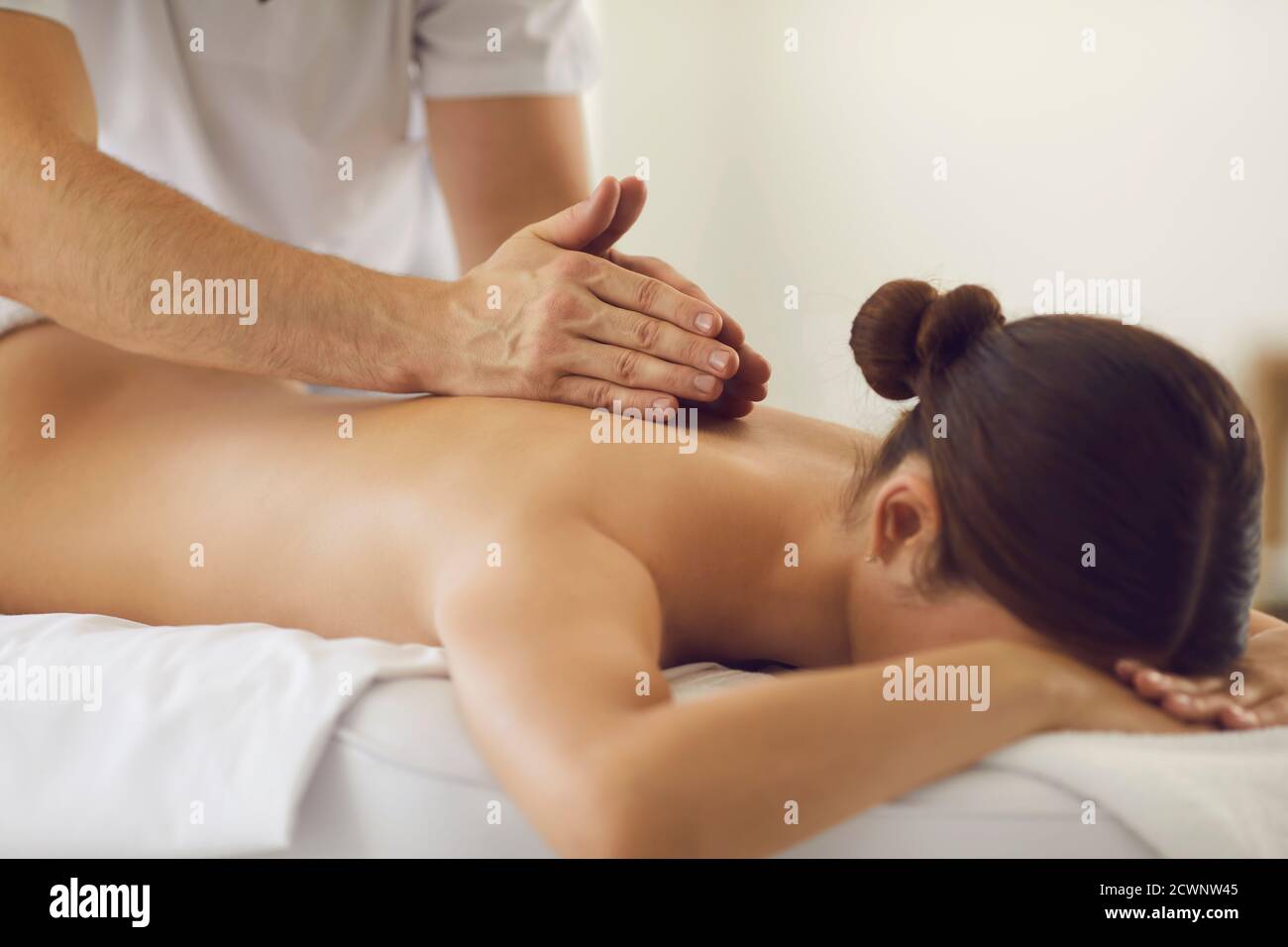 Une femme reçoit un massage médical professionnel relaxant dans un cadre de bien-être moderne centre Banque D'Images