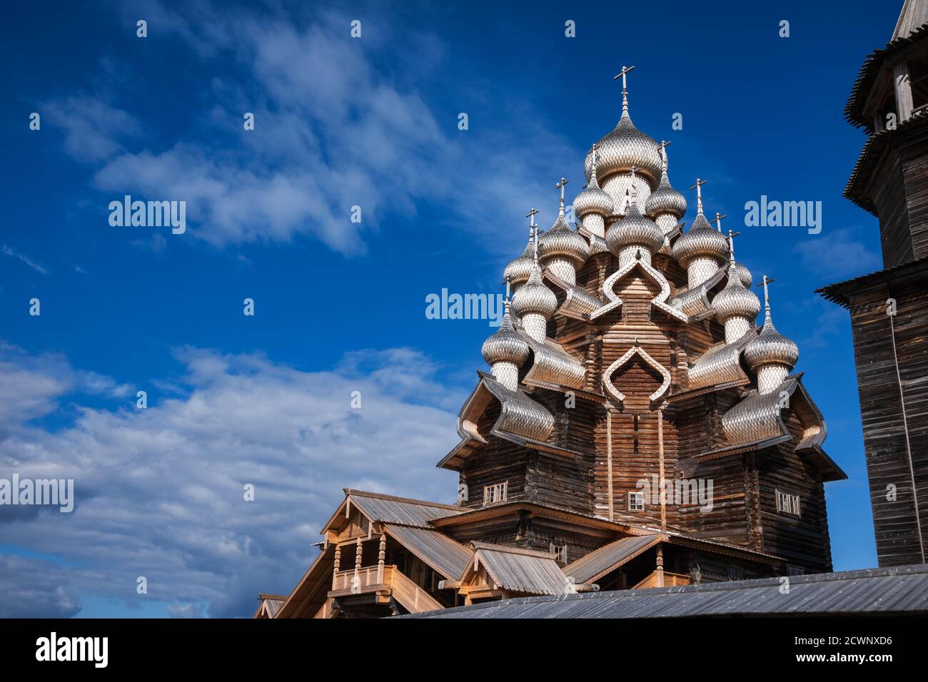 Église en bois du XVIIe siècle de la Transfiguration au site historique de Kizhi Pogost sur l'île de Kizhi, le lac Onega, classé au patrimoine mondial de l'UNESCO an Banque D'Images