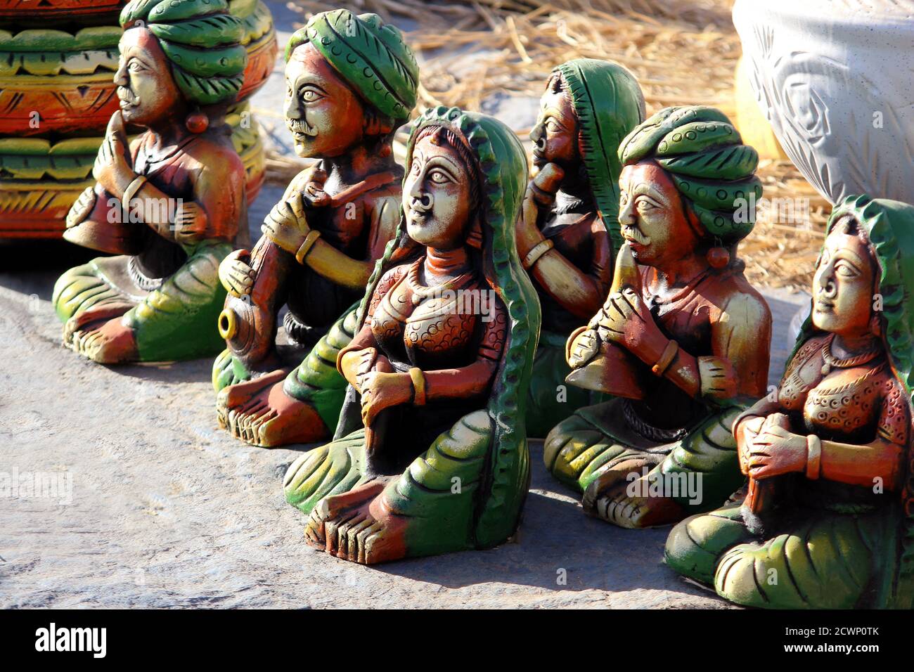 Art antique décoratif de musicien indien réalisé avec Earthen Mud, décoration traditionnelle en argile faite à la main sur le marché indien Banque D'Images
