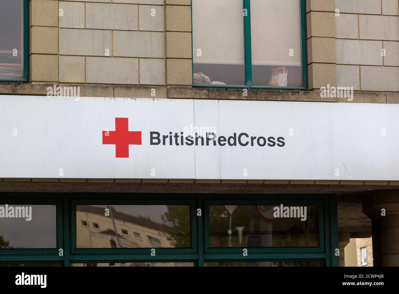 Le panneau sur l'extérieur d'une croix rouge britannique bâtiment Banque D'Images