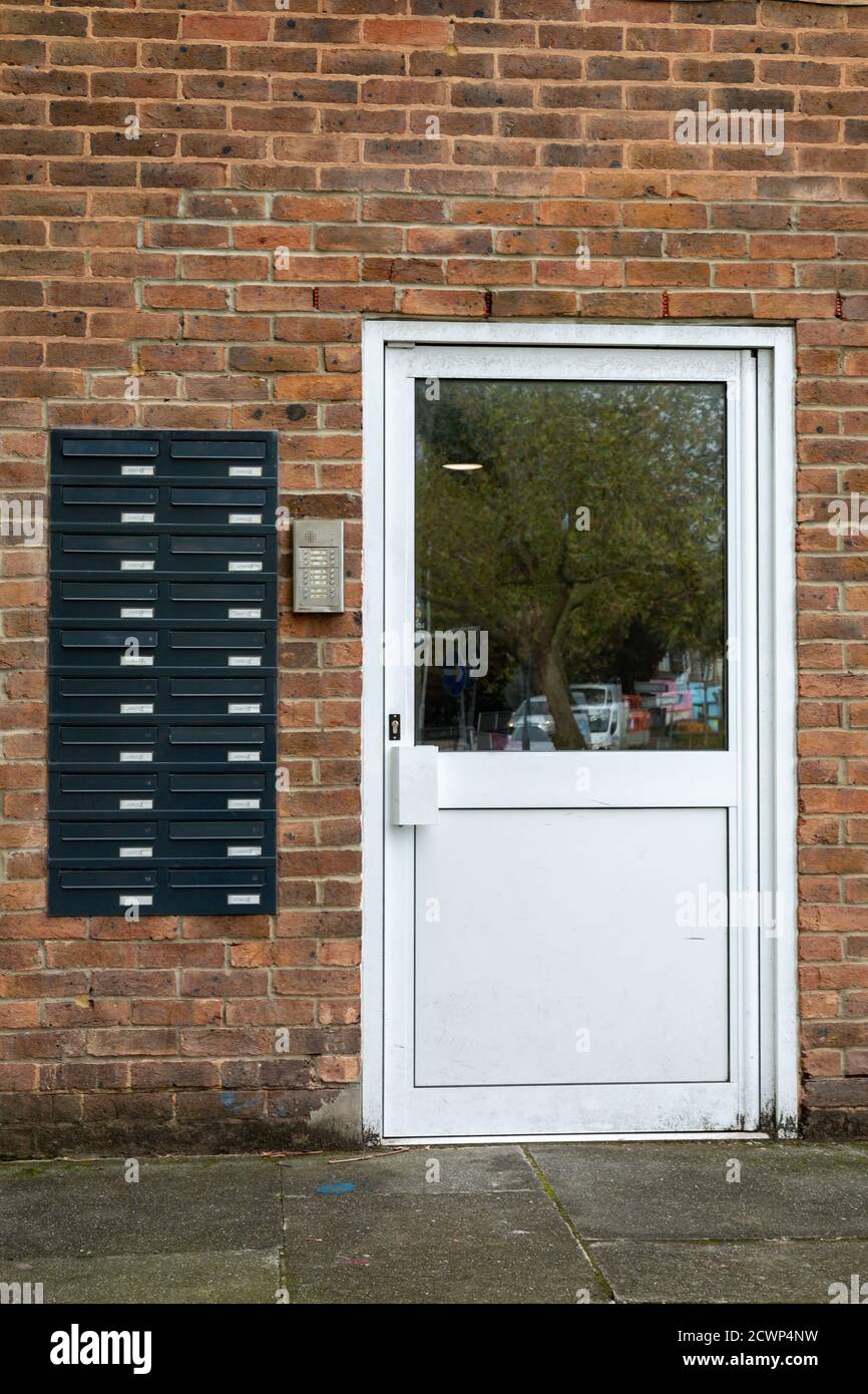 L'entrée d'un bloc d'appartements ou d'appartements avec une boîte aux lettres pour chaque plat à l'extérieur Banque D'Images