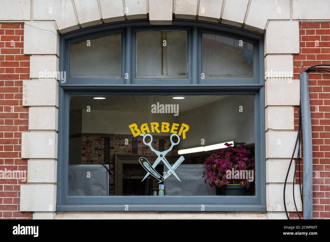 La fenêtre d'un salon de coiffure Banque D'Images