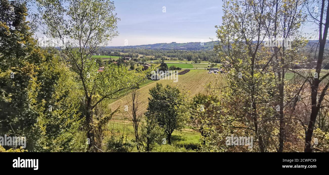 panorama des collines verdoyantes émiliennes de parme depuis le château de torrechiara par beau temps. Photo de haute qualité Banque D'Images