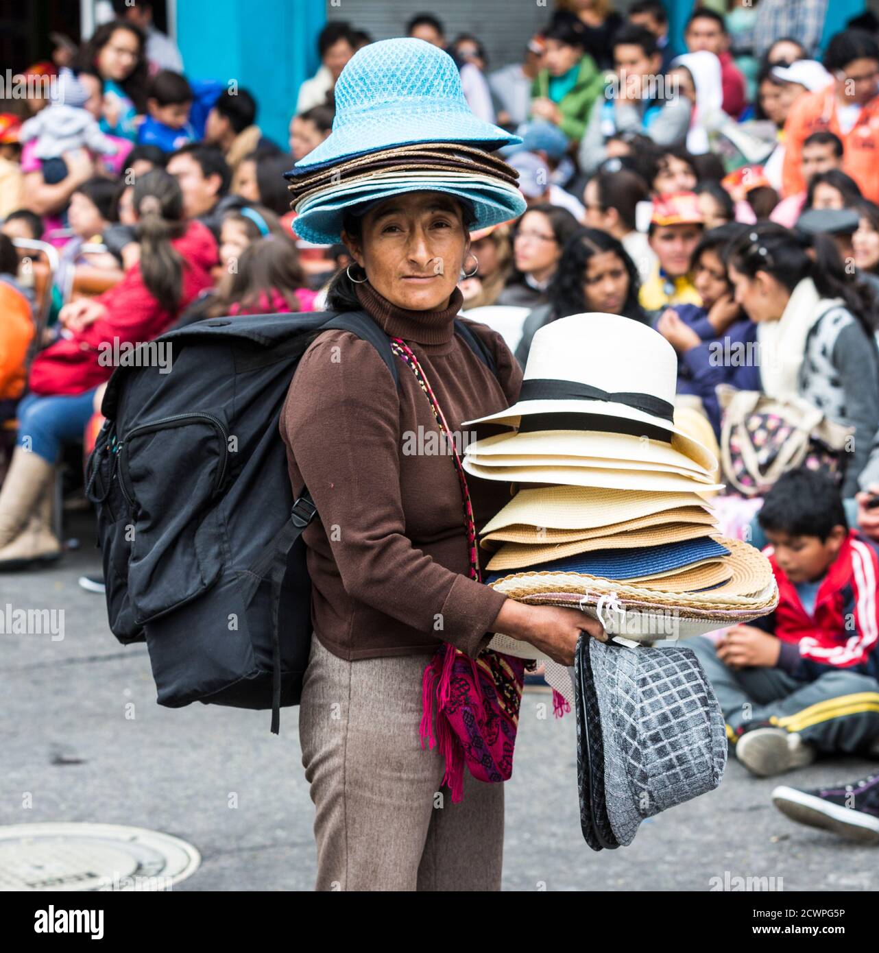 Ambato, ÉQUATEUR - Dec 15, 2015 - Hat vendeur vend ses marchandises à des gens qui attendent pour la parade Canaval de commencer Banque D'Images