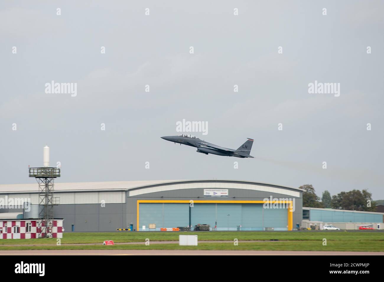 Un F-15e Strike Eagle de la 48e aile de l'US Air Force (USAF), stationnée à la RAF Lakenheath dans le Suffolk, prend le départ de la RAF Coningsby dans le Linolnshire, soutenue par les équipes terrestres britanniques dans le cadre d'un exercice d'entraînement, en utilisant ce que l'USAF appelle les concepts Agile combat Employment (ACE). Banque D'Images