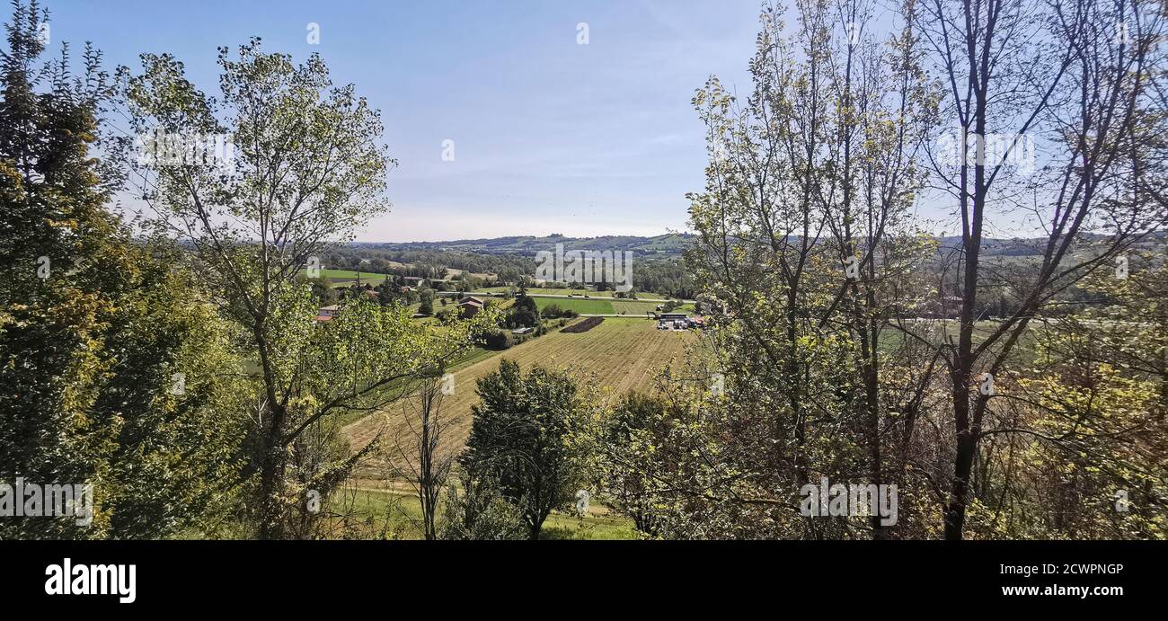 panorama des collines verdoyantes émiliennes de parme depuis le château de torrechiara par beau temps. Photo de haute qualité Banque D'Images