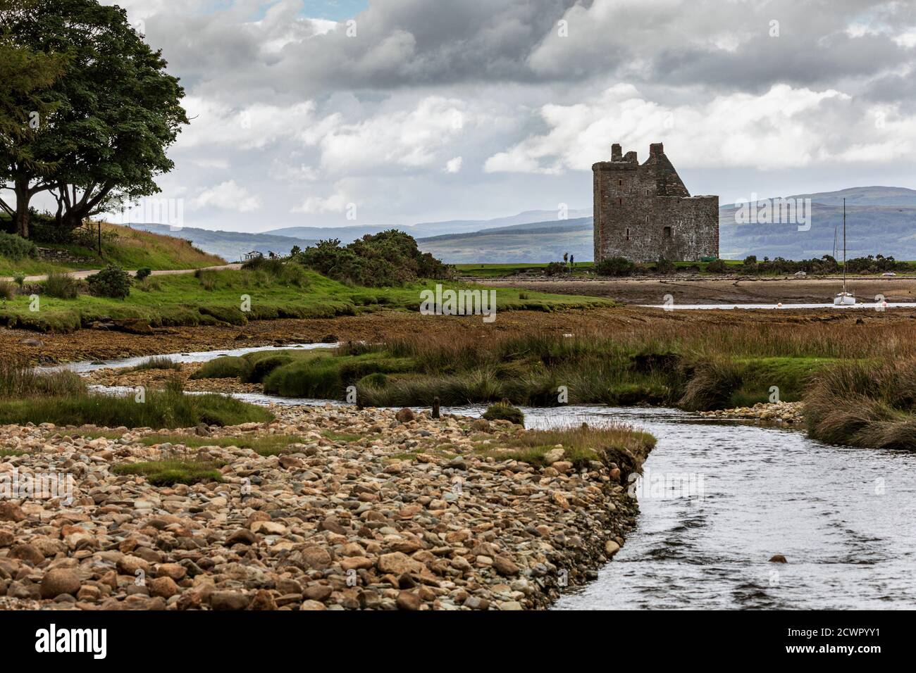 Le château de Lochranza, une tour du XIIIe siècle, se dresse sur la plage à côté du port de Lochranza, sur l'île d'Arran, en Écosse. Banque D'Images