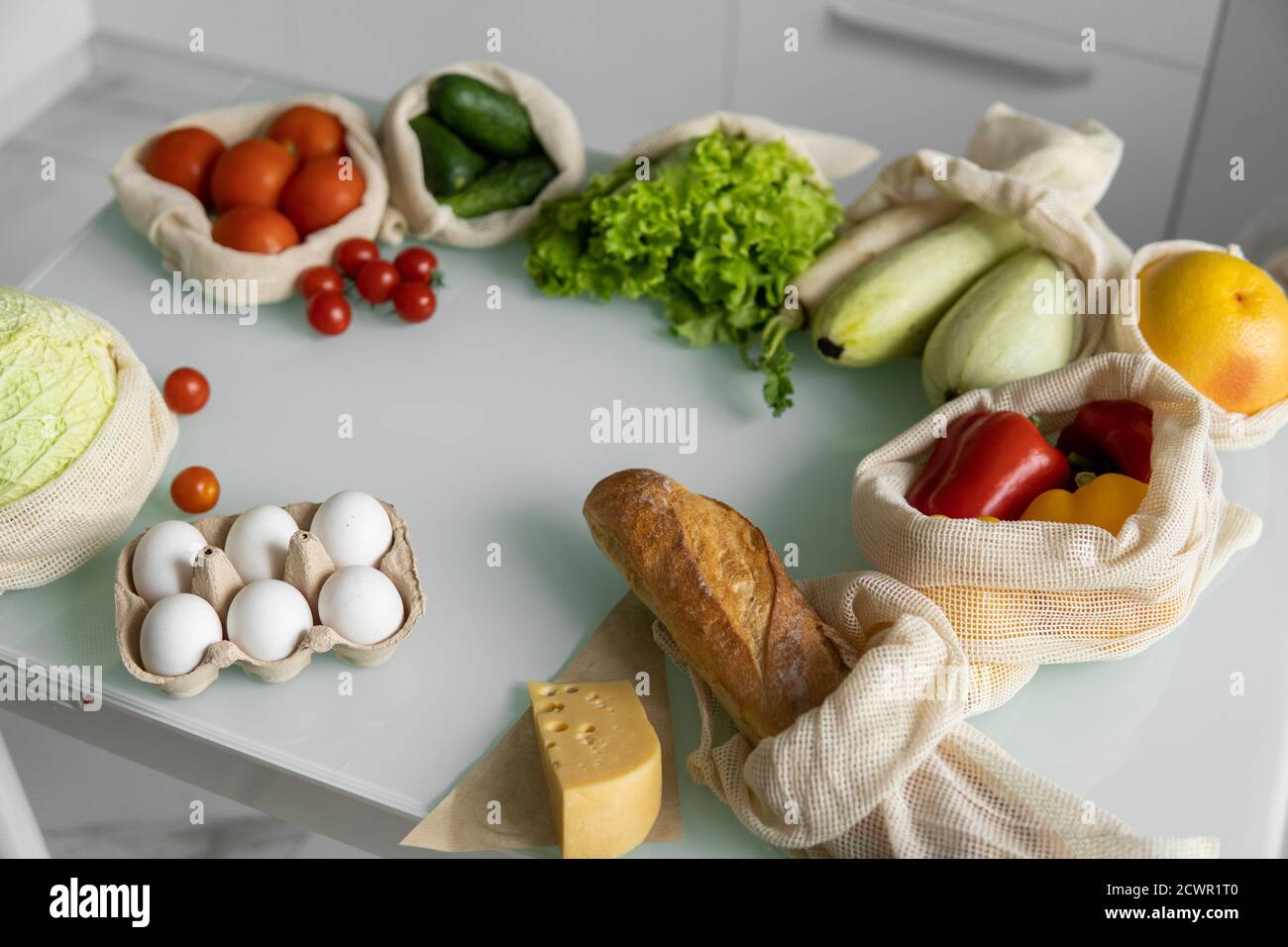 Légumes, fruits, œufs dans des sacs réutilisables en coton écologique sur  la table. Concept d'achat sans gaspillage. Articles sans plastique.  Multi-usage, réutilisation, recyclage. ECO Photo Stock - Alamy