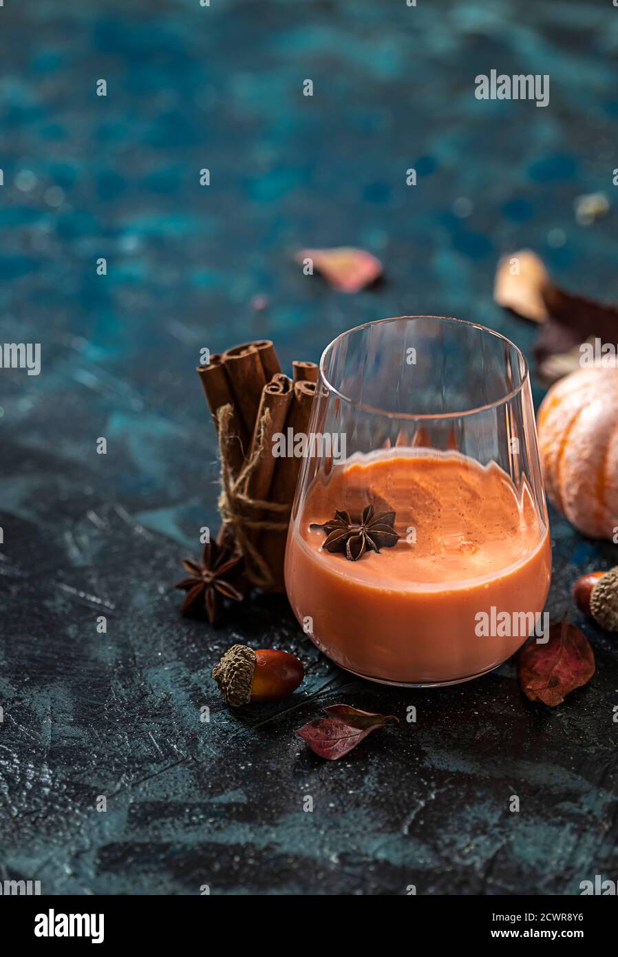 Cocktail épicé, smoothie à la citrouille à la cannelle, anis. Cuisine traditionnelle d'automne. Banque D'Images