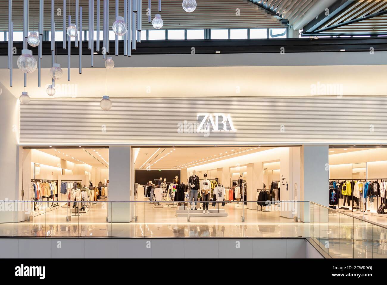 Séville, Espagne - 18 septembre 2020: ZARA Store dans le centre commercial  Lagoh Sevilla. Détaillant espagnol de vêtements spécialisé dans la mode  rapide, les vêtements, les acces Photo Stock - Alamy