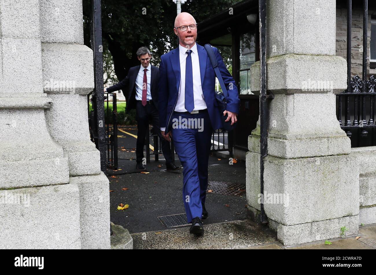 Le ministre de la Santé Stephen Donnelly (à droite) et le médecin-chef par intérim Dr Ronan Glynn quittant Leinster House, Dublin, ayant comparu devant le Comité spécial sur la réponse de Covid-19. Banque D'Images