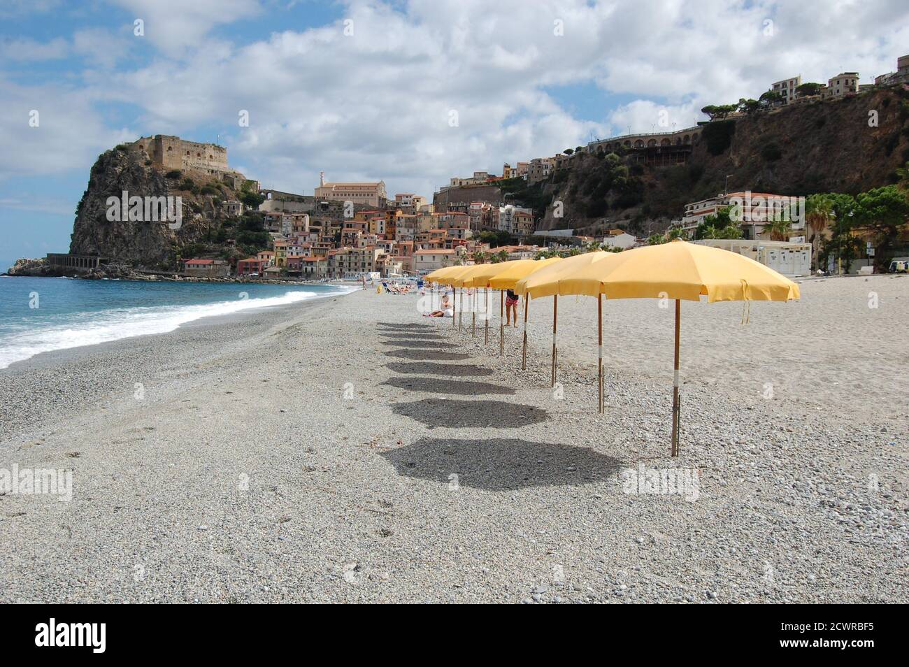 Vue panoramique sur le château, vue sur la mer et la plage Dans Scilla en Calabre en Italie du Sud en été Banque D'Images