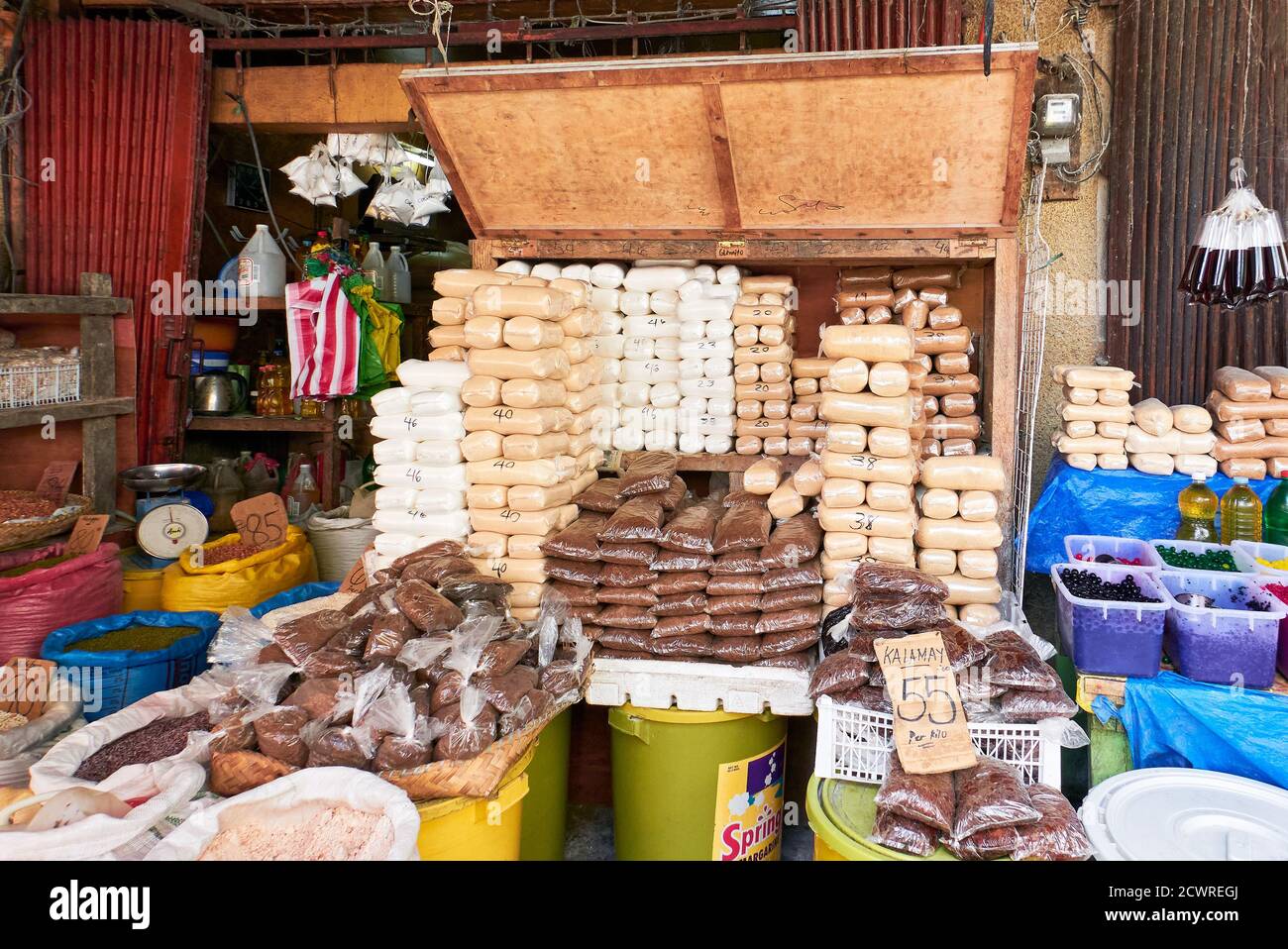 Vue rapprochée d'un stand de marché vendant une variété de sucre différents, déjà emballé en plastique, marché public de Kalibo, Visayas, Philippines, Asie Banque D'Images