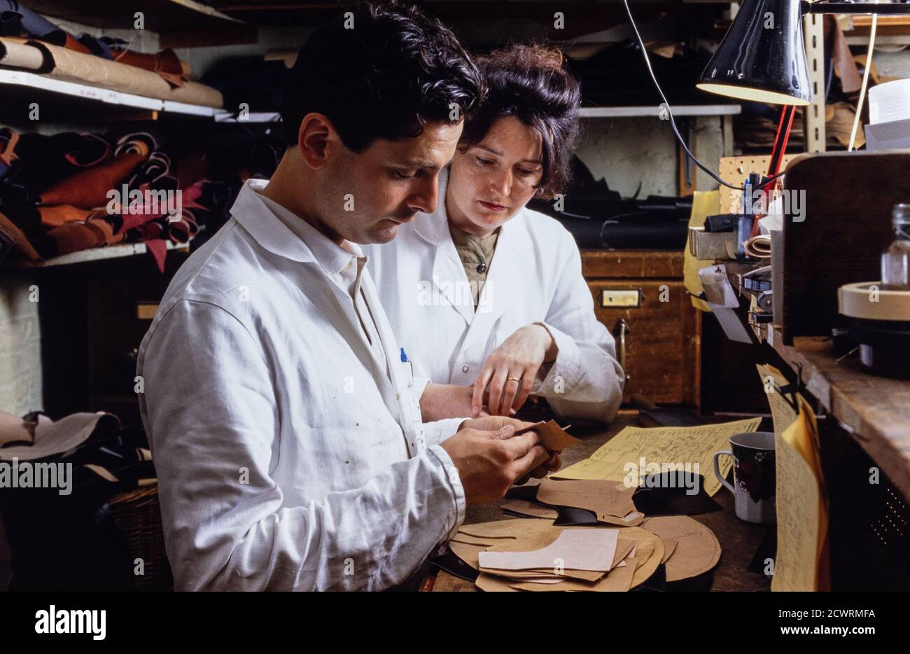 James Taylor et ses cordonniers, Paddington Street, Londres. Peter Scheigher apprenti cordonnier orthopédique avec son intucteur regardant dure. 30 juin 1992. Photo: Neil Turner Banque D'Images