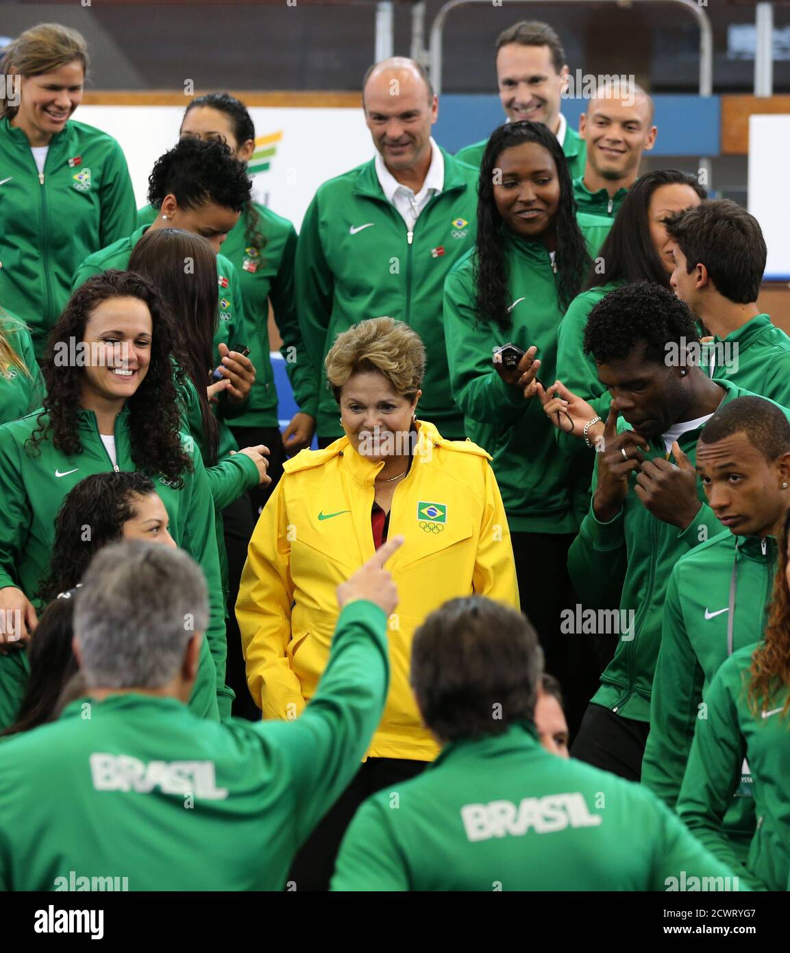 La présidente brésilienne Dilma Rousseff (C) présente une photo avec les athlètes olympiques brésiliens au centre sportif Crystal Palace de Londres, le 27 juillet 2012. Rousseff est en visite pour assister à la cérémonie d'ouverture des Jeux Olympiques de Londres 2012. REUTERS/Sergio Moraes (GRANDE-BRETAGNE - Tags: SPORT JEUX OLYMPIQUES POLITIQUE) Banque D'Images