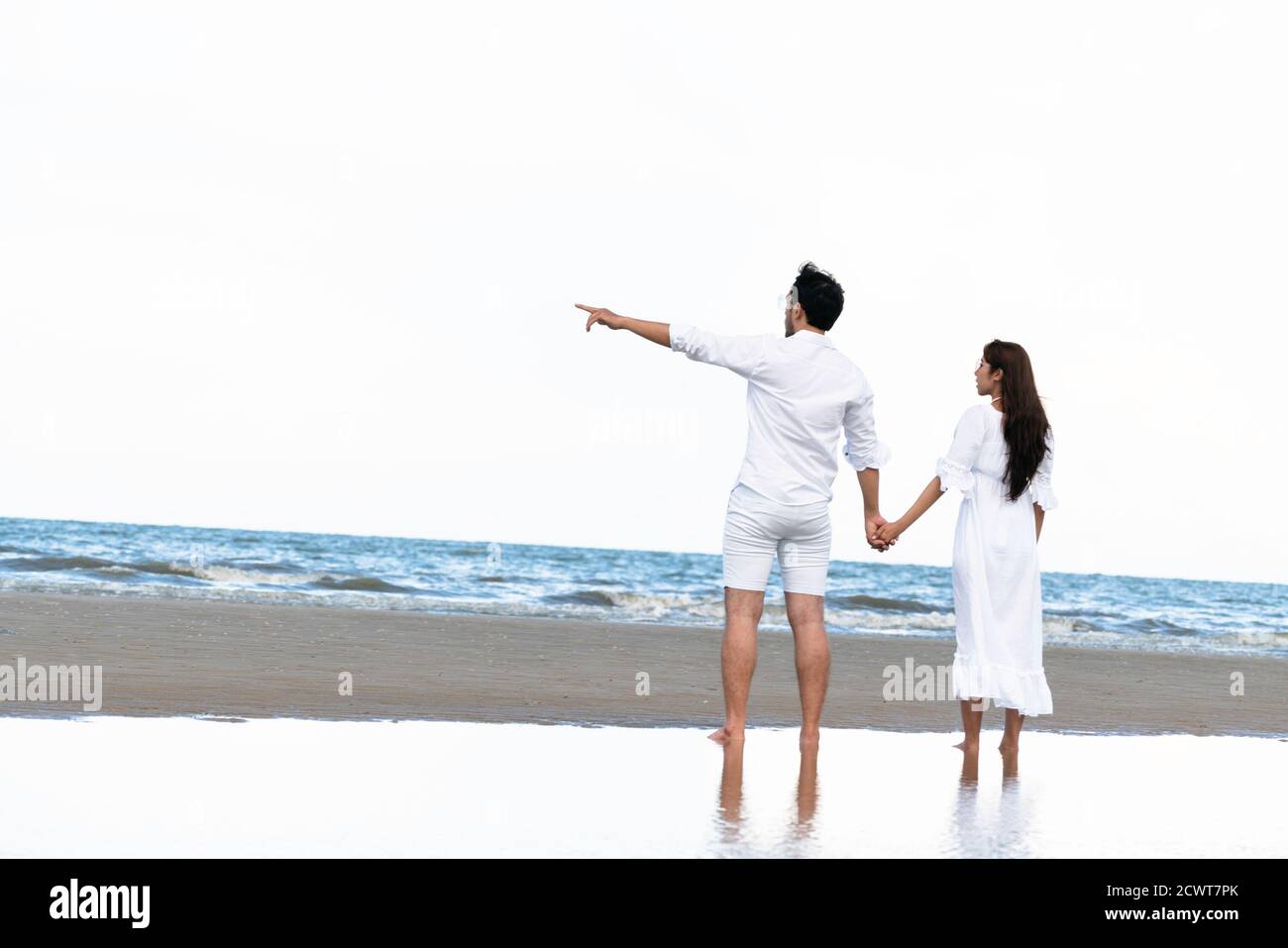 Heureux couple voyage de noces sur la plage de sable tropicale en été. Banque D'Images