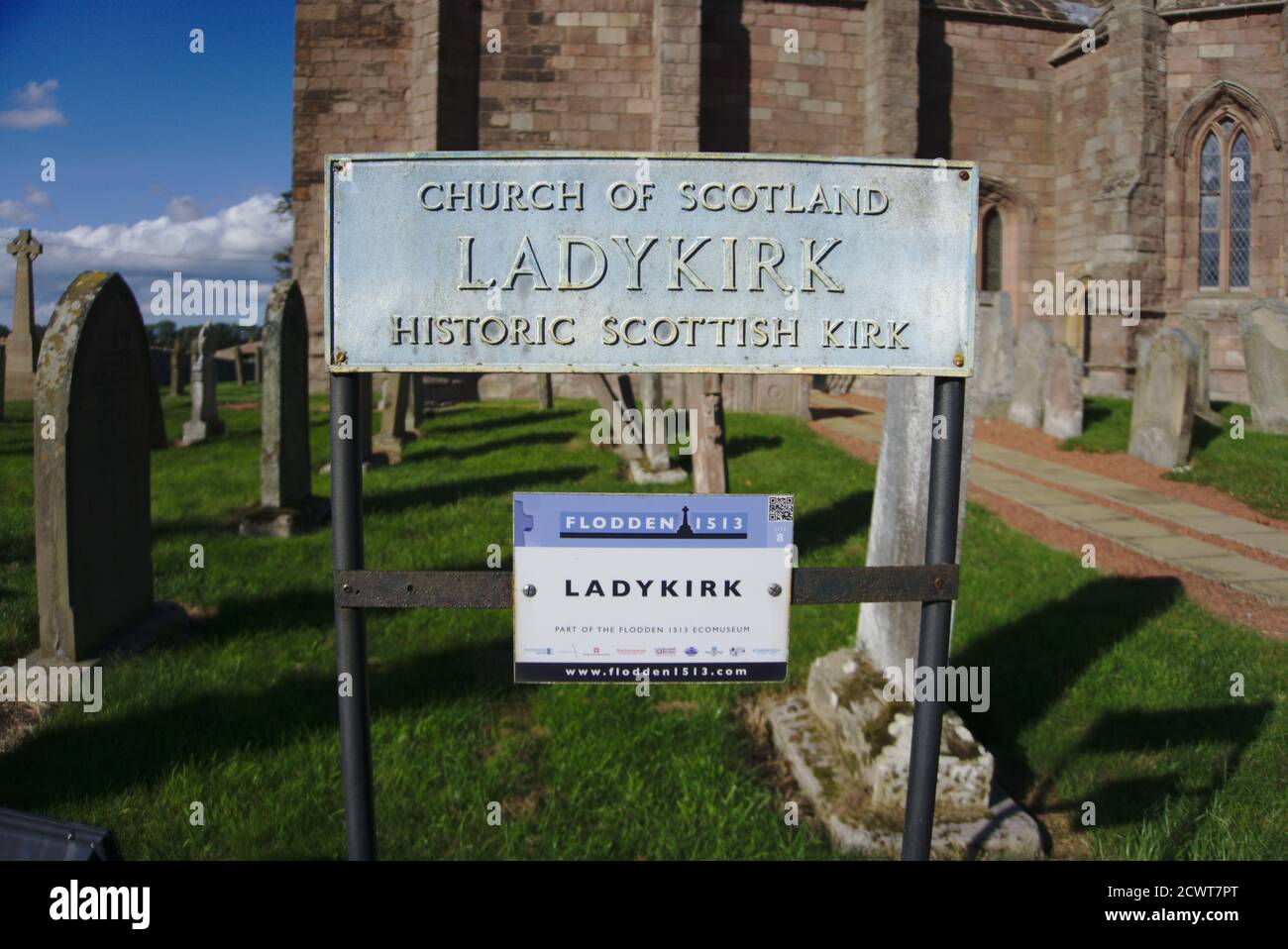 Deux signes expliquant ensemble que l'église Ladykirk, près de la rivière Tweed dans le Berwickshire, aux frontières écossaises, fait partie de l'Écomusée Flodden 1513. Banque D'Images