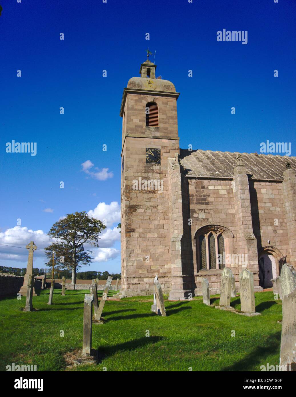 Extrémité ouest de l'église Ladykirk, construite par ordre du roi James IV à Berwickshire, frontières écossaises, Royaume-Uni. Fait maintenant partie de l'Écomusée de Flodden 1513. Banque D'Images