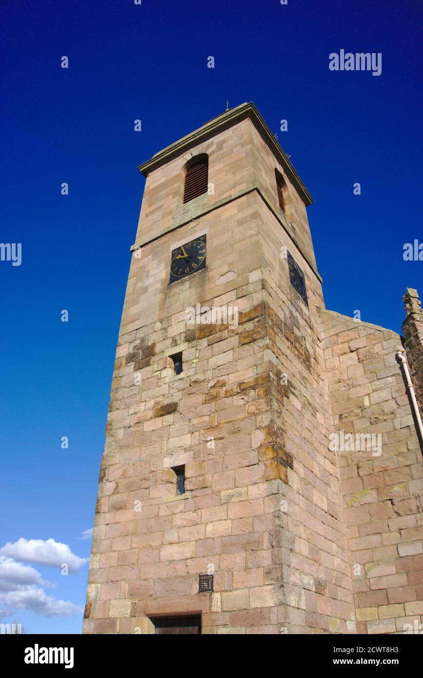 Tour ouest de l'église Ladykirk, construite sur ordre du roi James IV à Berwickshire, frontières écossaises, Royaume-Uni. Fait maintenant partie de l'Écomusée de Flodden 1513. Banque D'Images