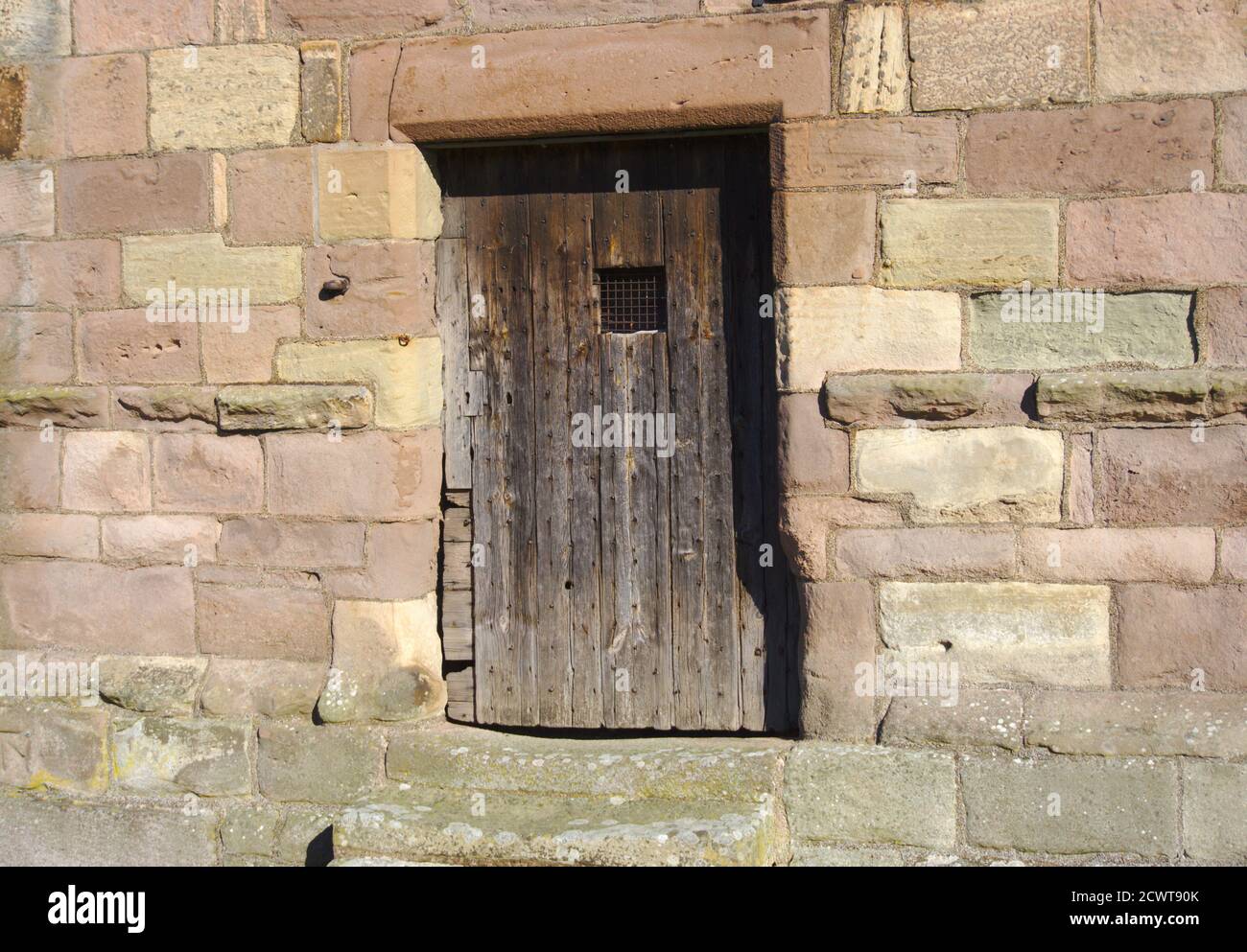 Porte latérale de l'église Ladykirk, construite sur ordre du roi James IV à Berwickshire, frontières écossaises, Royaume-Uni. Fait maintenant partie de l'Écomusée de Flodden 1513. Banque D'Images