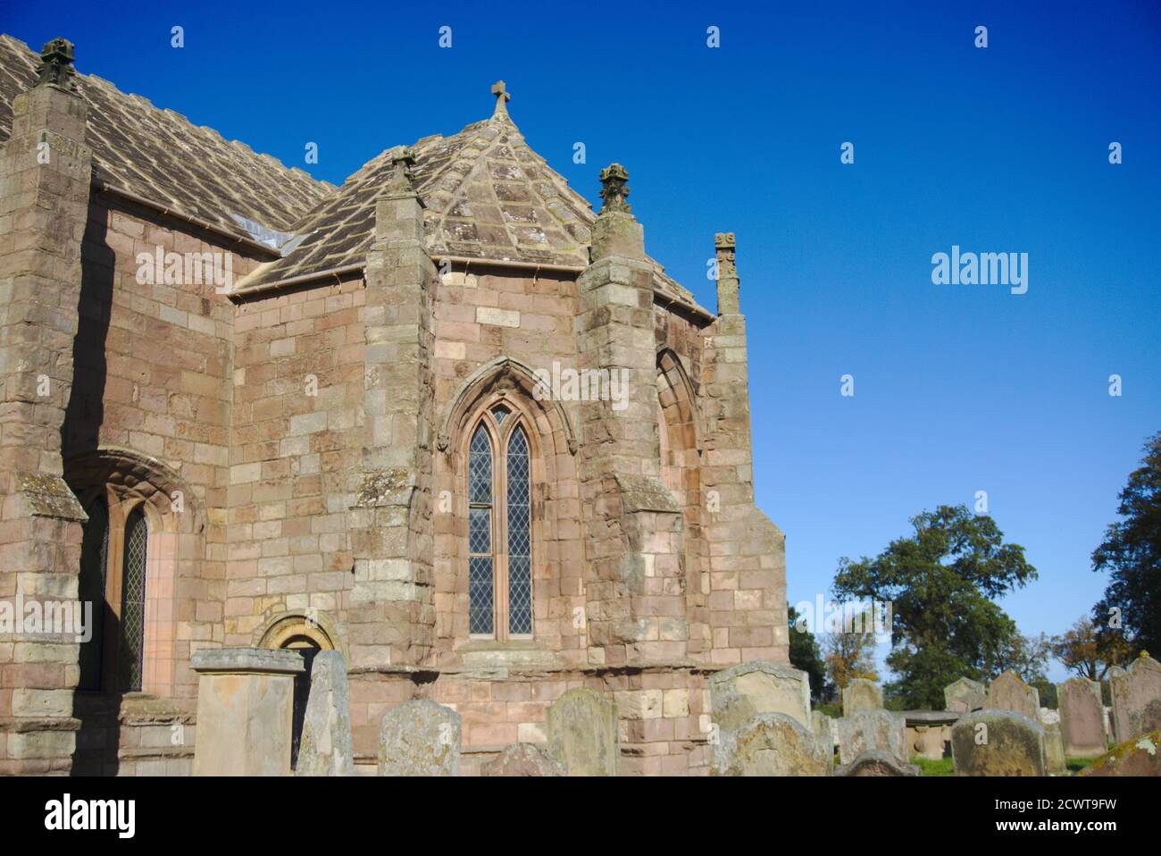 Église Ladykirk, construite sur ordre du roi James IV près de la rivière Tweed dans le Berwickshire, frontières écossaises, Royaume-Uni. Fait maintenant partie de l'Écomusée de Flodden 1513. Banque D'Images