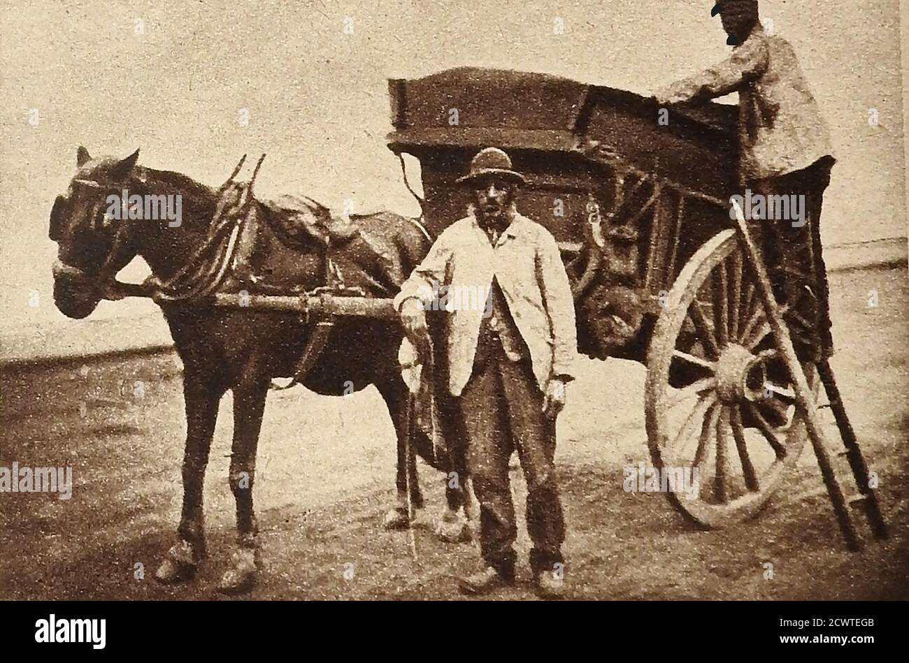 Les hommes de poussière anglais victorien (collecteurs de déchets) et leur chariot dans les années 1890. Ils portent l'uniforme typique de l'époque des chapeaux de slouch, des pantalons en toile et des manteaux généraux et portent généralement des pattes épaisses et une barbe courte.en plus de recueillir les ordures de général dans les poubelles, ils ont été leur devoir peu salé de nettoyer les routes des excréments de chevaux, vider et éliminer les « sols de nuit » à l'extérieur des seaux de toilettes et éliminer les tas de déchets humains des rues des habitants des bidonvilles qui n'avaient aucune installation de toilettes. Banque D'Images