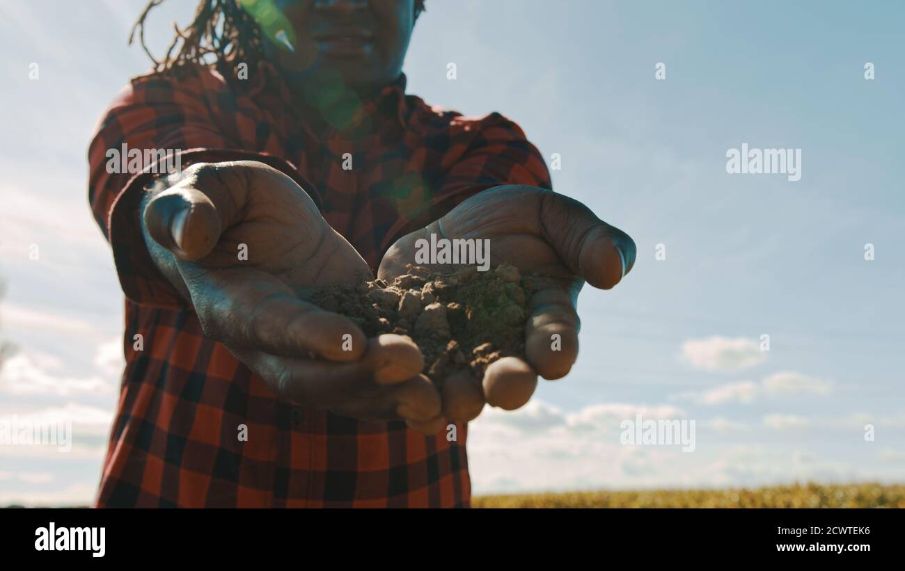 Agriculteur africain tenant le sol entre ses mains. Photo de haute qualité Banque D'Images