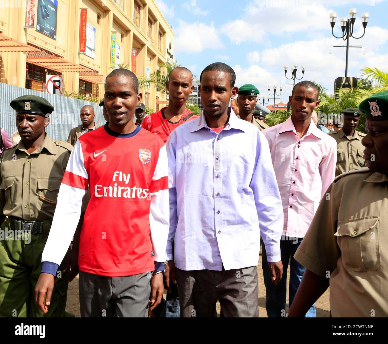Les quatre hommes accusés d'avoir aidé des militants liés à Al-Qaïda à lancer une attaque sur le centre commercial Westgate, (de L) Mohamed Ahmed Abdi, Liban Abdullah Omar, Adan Mohamed Ibrahim et Hussein Hassan, sont escortés par des gardiens de prison lors d'une session judiciaire à Nairobi le 21 janvier 2014. Le procès des quatre hommes somaliens, accusés de soutenir et d'abriter des hommes armés qui ont tué au moins 67 personnes lors de l'assaut sur le complexe Westgate de Nairobi qui a commencé le 21 septembre 2013, a commencé la semaine dernière. L'assaut a été revendiqué par le groupe rebelle islamiste somalien Al Shabaab. REUTERS/Noor Khamis (KENYA - Tags: CIVIL Banque D'Images