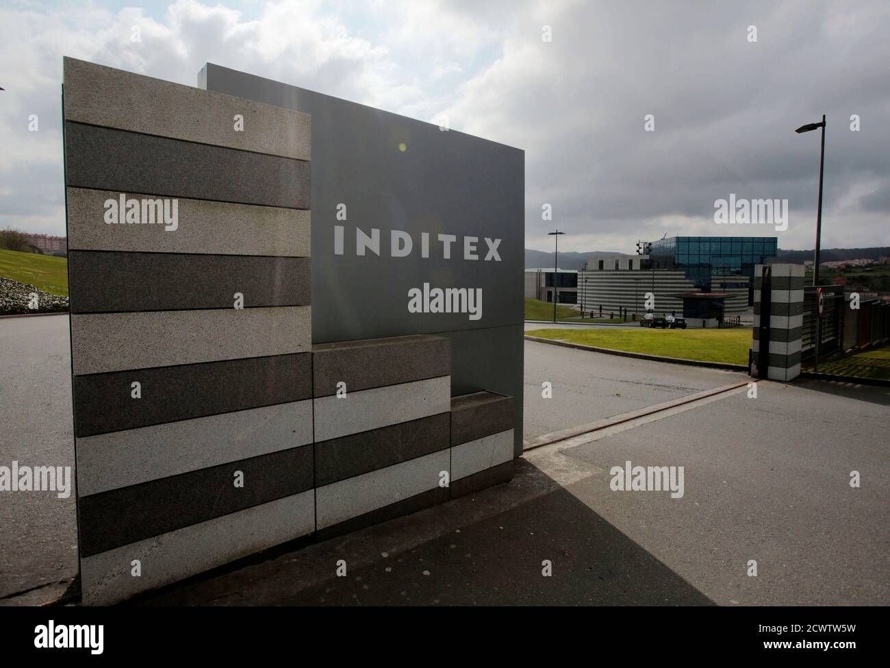 L'entrée de l'usine de Zara, le siège du groupe Inditex, est visible à  Arteixo, dans le nord de l'Espagne, le 18 mars 2015. Le groupe espagnol  Inditex, propriétaire de la chaîne de