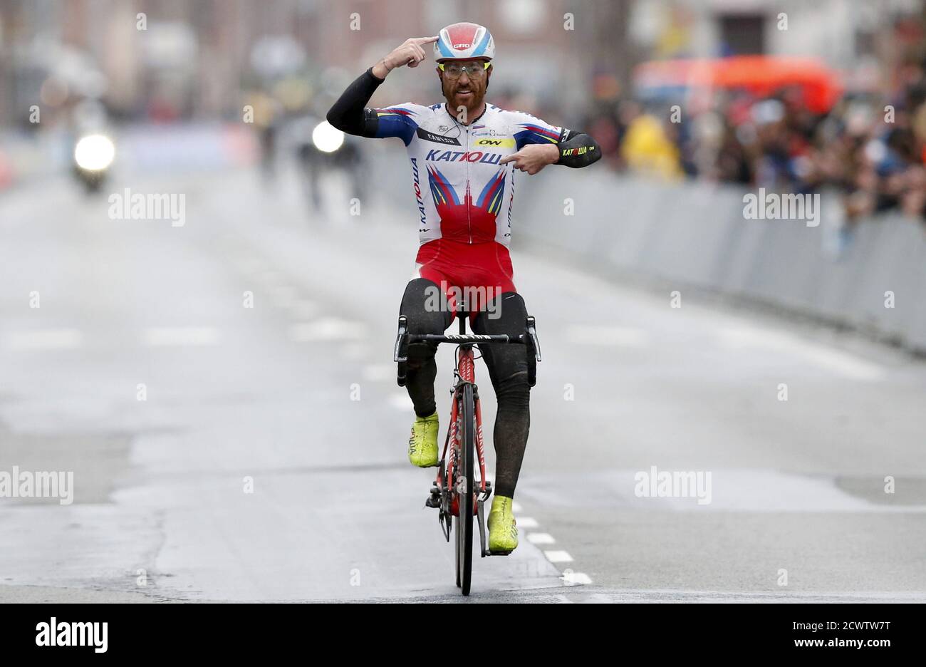 Lucas Paolini, membre de l'équipe italienne de Katusha, célèbre la victoire  de la course cycliste classique Gent-Wevelgem à Wevelgem le 29 mars 2015.  Le vétéran italien Paolini a déjoué un groupe de