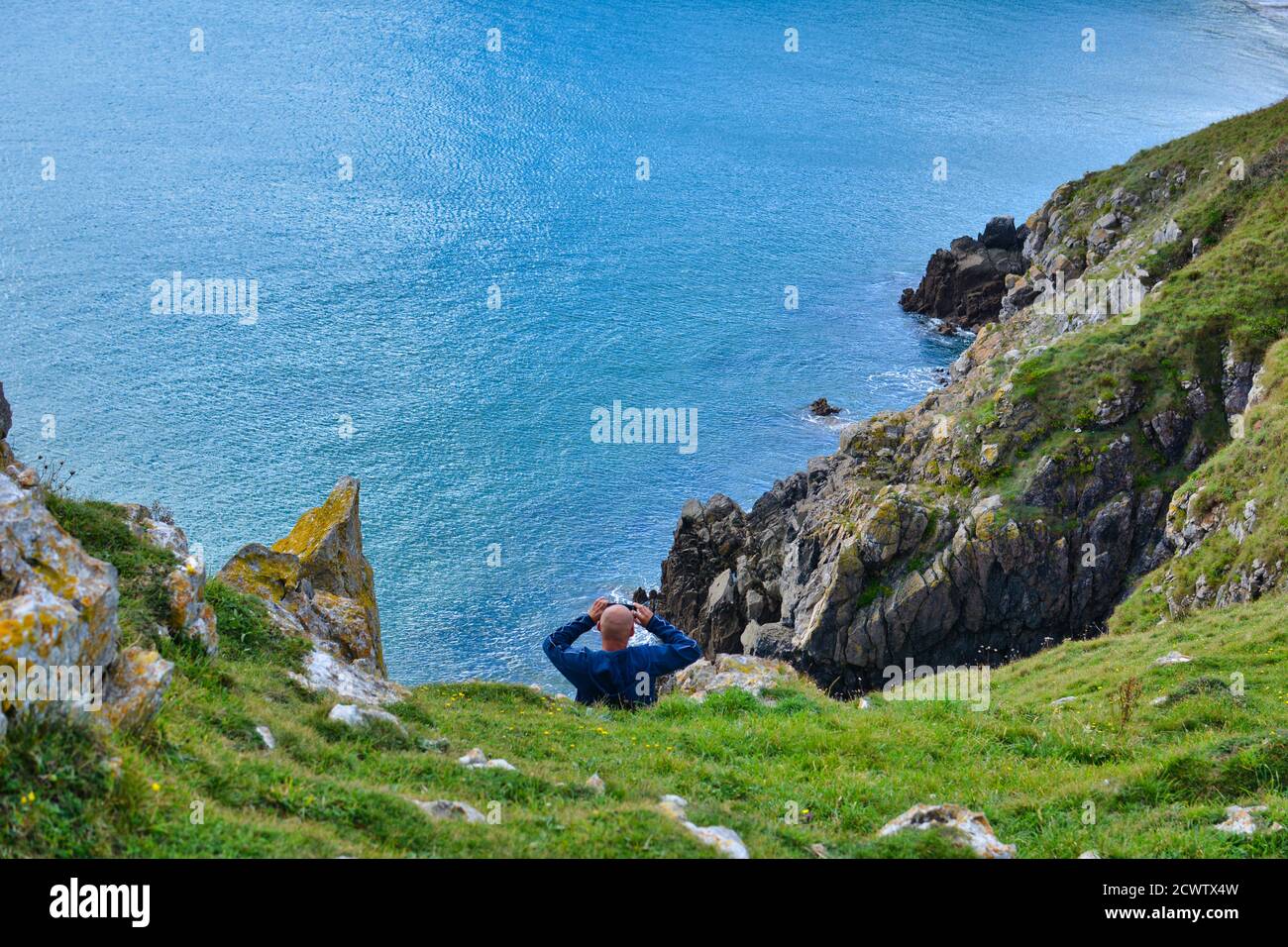 Homme prenant des photos de paysage magnifique avec son smartphone. Banque D'Images