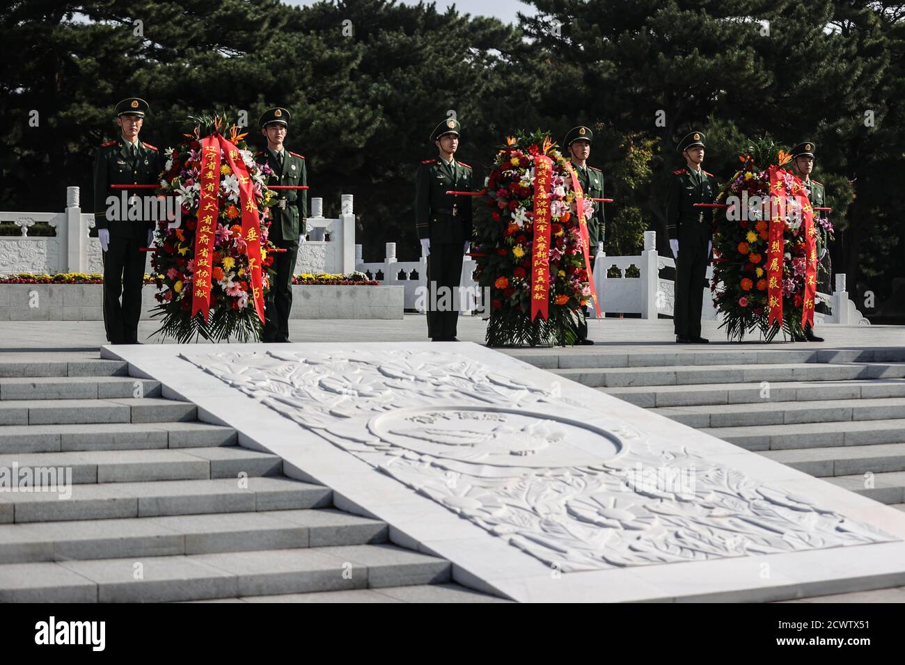 (200930) -- SHENYANG, 30 septembre 2020 (Xinhua) -- UN événement commémoratif a lieu à l'occasion de la septième Journée des martyrs de Chine au cimetière des martyrs des volontaires du peuple chinois (CPV) à Shenyang, dans la province de Liaoning, dans le nord-est de la Chine, le 30 septembre 2020. (Xinhua/Pan Yulong) Banque D'Images