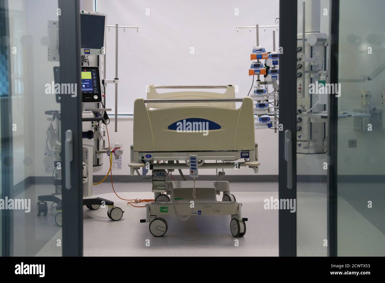 Une vue à l'intérieur de l'une des chambres de la nouvelle unité de soins intensifs de 22 millions de livres à la pointe de la technologie à l'hôpital universitaire Southampton NHS Foundation Trust. Banque D'Images