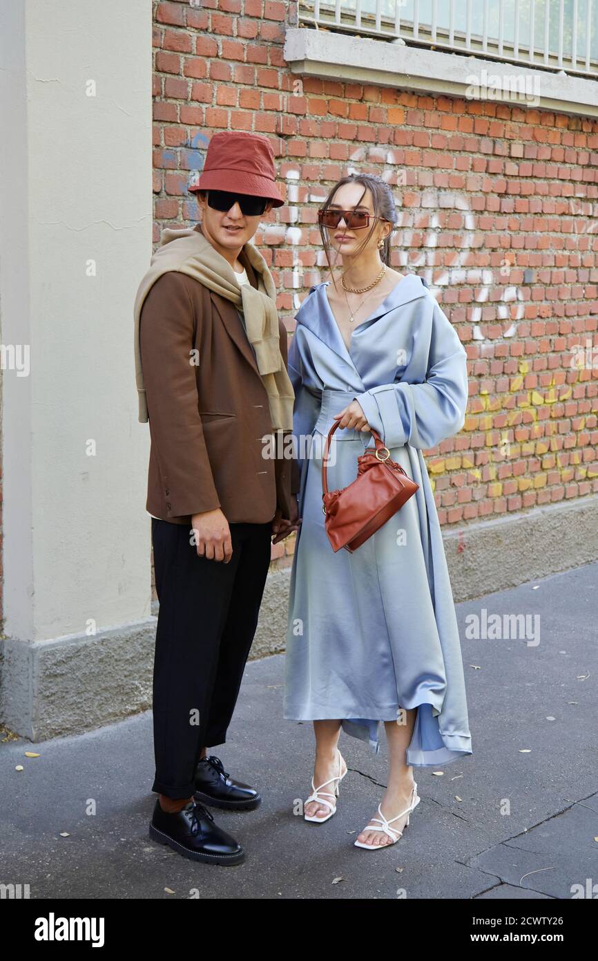 MILAN, ITALIE - 23 SEPTEMBRE 2020 : homme et femme avec veste marron et robe bleu pâle avant le spectacle de mode Fendi, Milan Fashion week Street style Banque D'Images