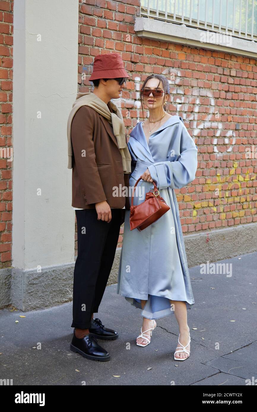 MILAN, ITALIE - 23 SEPTEMBRE 2020 : homme et femme avec veste marron et robe bleu pâle avant le spectacle de mode Fendi, Milan Fashion week Street style Banque D'Images
