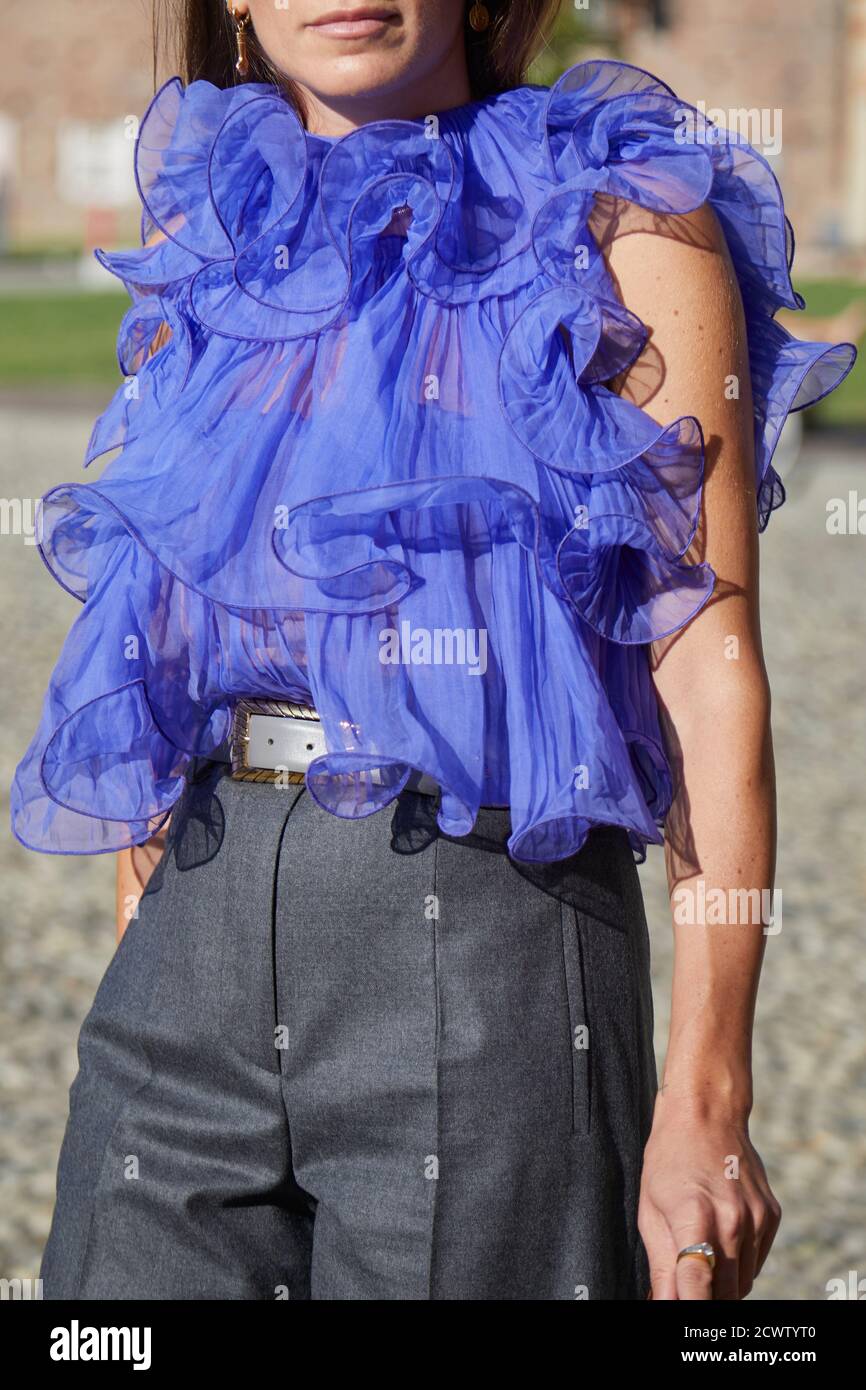 MILAN, ITALIE - 23 SEPTEMBRE 2020 : femme avec chemise bleue et transparente avant le défilé de mode Alberta Ferretti, Milan Fashion week Street style Banque D'Images