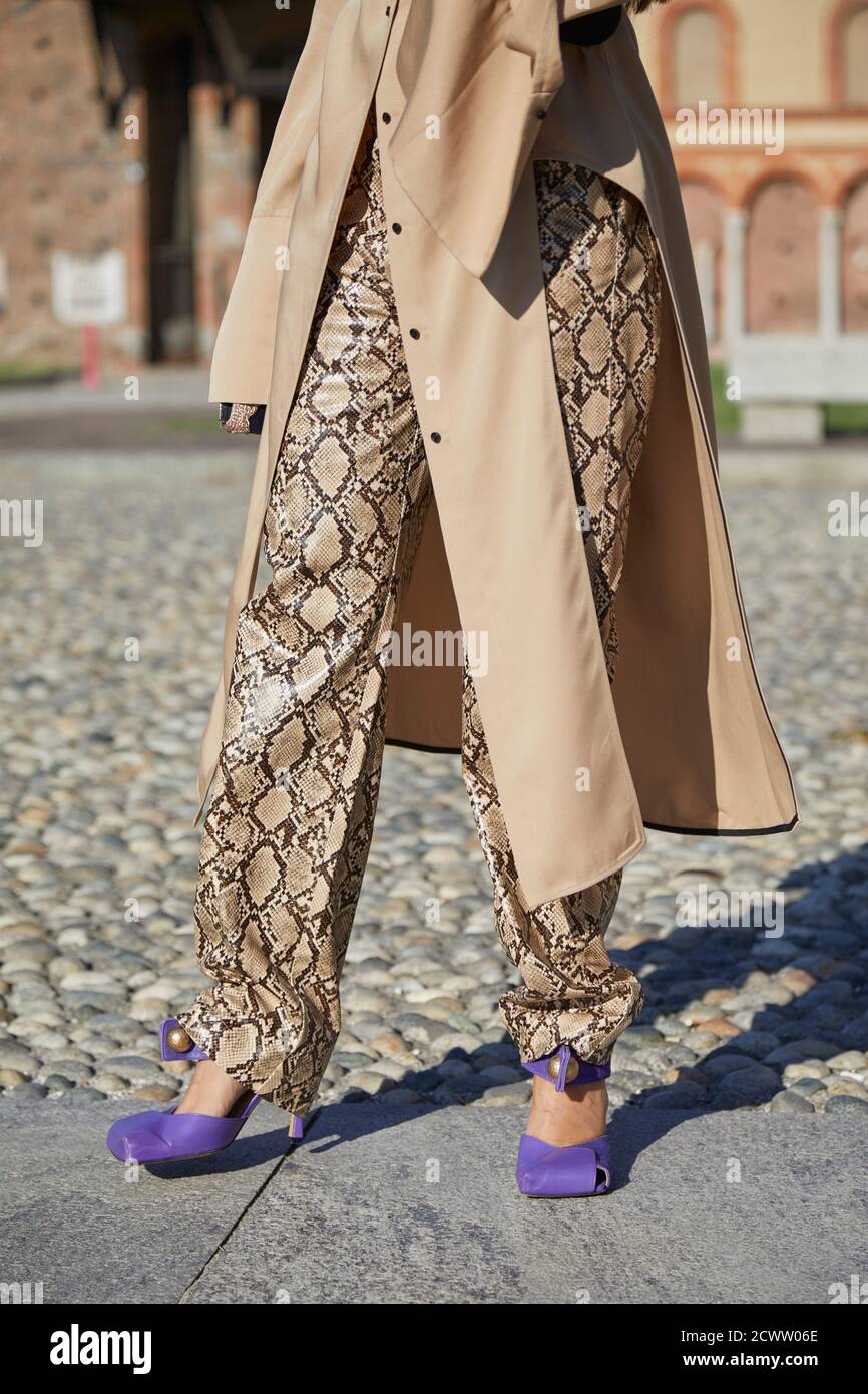 MILAN, ITALIE - 23 SEPTEMBRE 2020 : femme avec des chaussures en cuir  violet et un pantalon en cuir serpent avant le défilé de mode Alberta  Ferretti, Milan Fashion week Photo Stock - Alamy