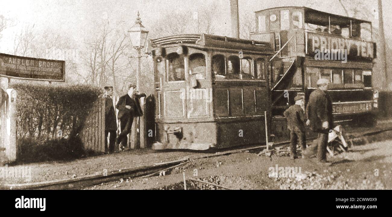 31 décembre 1906 - le dernier tramway à vapeur de Birmingham qui a pris son dernier trajet pendant que les lignes de tramway sont arnaqués derrière lui. À ce moment-là, l'électricité était dépassée non seulement la puissance de cheval mais aussi la vapeur. Le wagon à l'arrière dans l'image (mais en fait à l'avant en fonctionnement) est en fait le moteur volumineux, avec une grande cheminée. 843 trams de toutes sortes à Birmingham ont couru de 1904 à 1953. Ils ont tous été construits par Birmingham Corporation et les voies ont été louées à diverses compagnies.le 1er janvier 1907, la ville de Birmingham Tramways Company Ltd, une British Electric traction a pris la relève. Banque D'Images