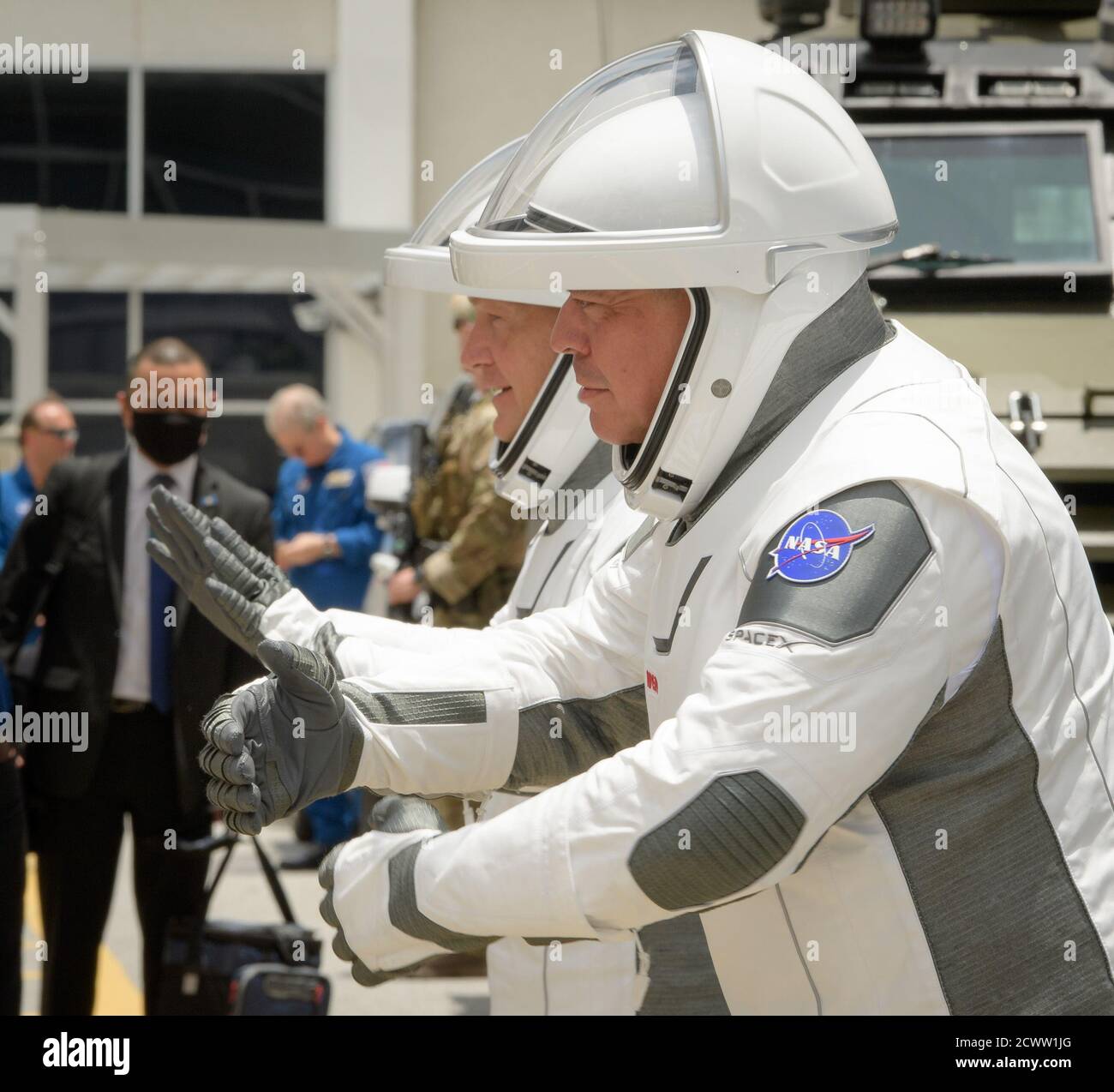 SpaceX Demo-2 les astronautes de la NASA Douglas Hurley, à gauche, et Robert Behnken, portant des espaces SpaceX, donnent à leurs familles des hugs virtuels alors qu'ils se préparent à quitter le bâtiment Neil A. Armstrong Operations and Checkout pour le complexe de lancement 39A pour monter à bord du vaisseau spatial SpaceX Crew Dragon pour le lancement de la mission Demo-2, mercredi, Le 27 mai 2020, au Kennedy Space Center de la NASA, en Floride. La mission SpaceX Demo-2 de la NASA est le premier lancement avec des astronautes de l'engin spatial SpaceX Crew Dragon et de la fusée Falcon 9 vers la Station spatiale internationale dans le cadre du programme d'équipage commercial de l'agence. TH Banque D'Images