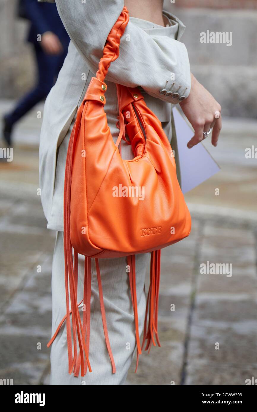 MILAN, ITALIE - 24 SEPTEMBRE 2020: Femme avec sac en cuir orange avec  franges avant Max Mara défilé de mode, Milan Fashion week Street style  Photo Stock - Alamy