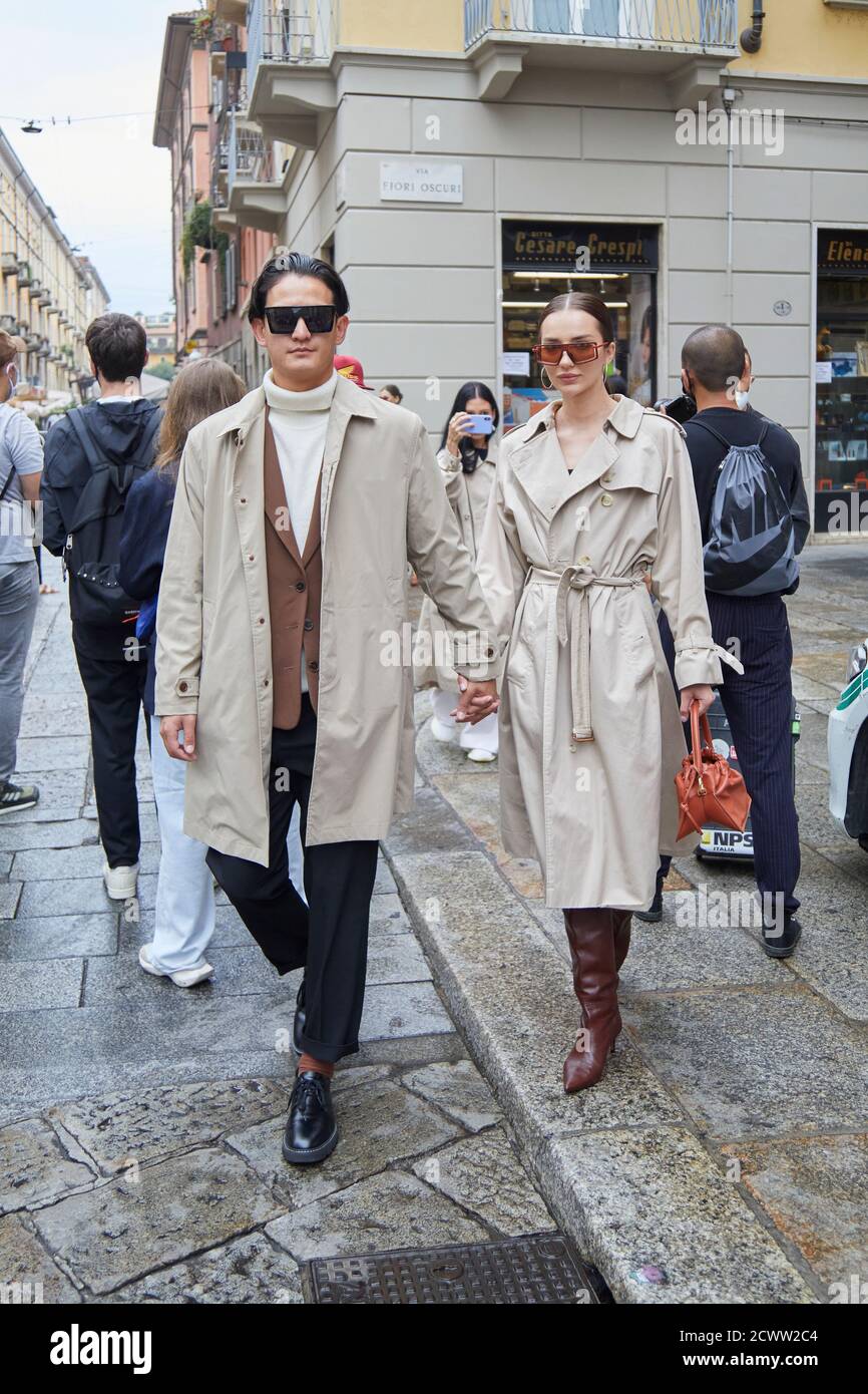MILAN, ITALIE - 24 SEPTEMBRE 2020: Homme et femme avec un manteau beige  avant le spectacle de mode Max Mara, Milan Fashion week Street style Photo  Stock - Alamy