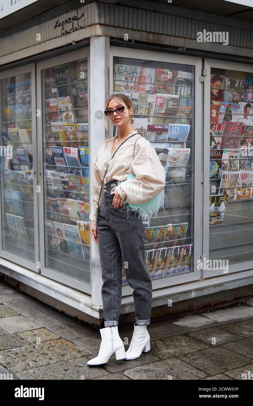 MILAN, ITALIE - 24 SEPTEMBRE 2020 : femme avec pantalon gris foncé et sac  de plumes turquoise avant le spectacle de mode Max Mara, Milan Fashion week  Street sty Photo Stock - Alamy