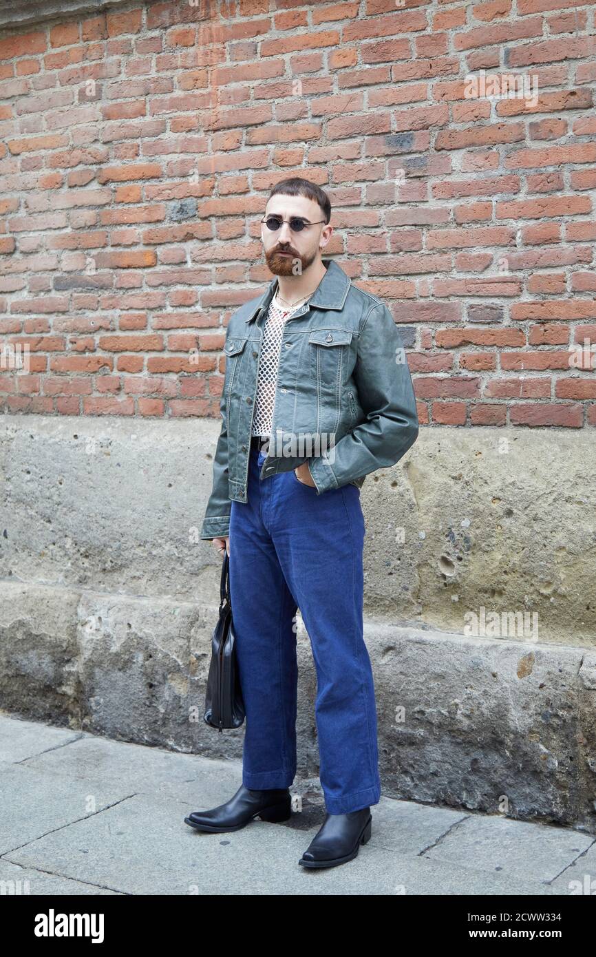 MILAN, ITALIE - 24 SEPTEMBRE 2020 : homme avec pantalon bleu et veste en denim avant le spectacle de mode Max Mara, Milan Fashion week Street style Banque D'Images