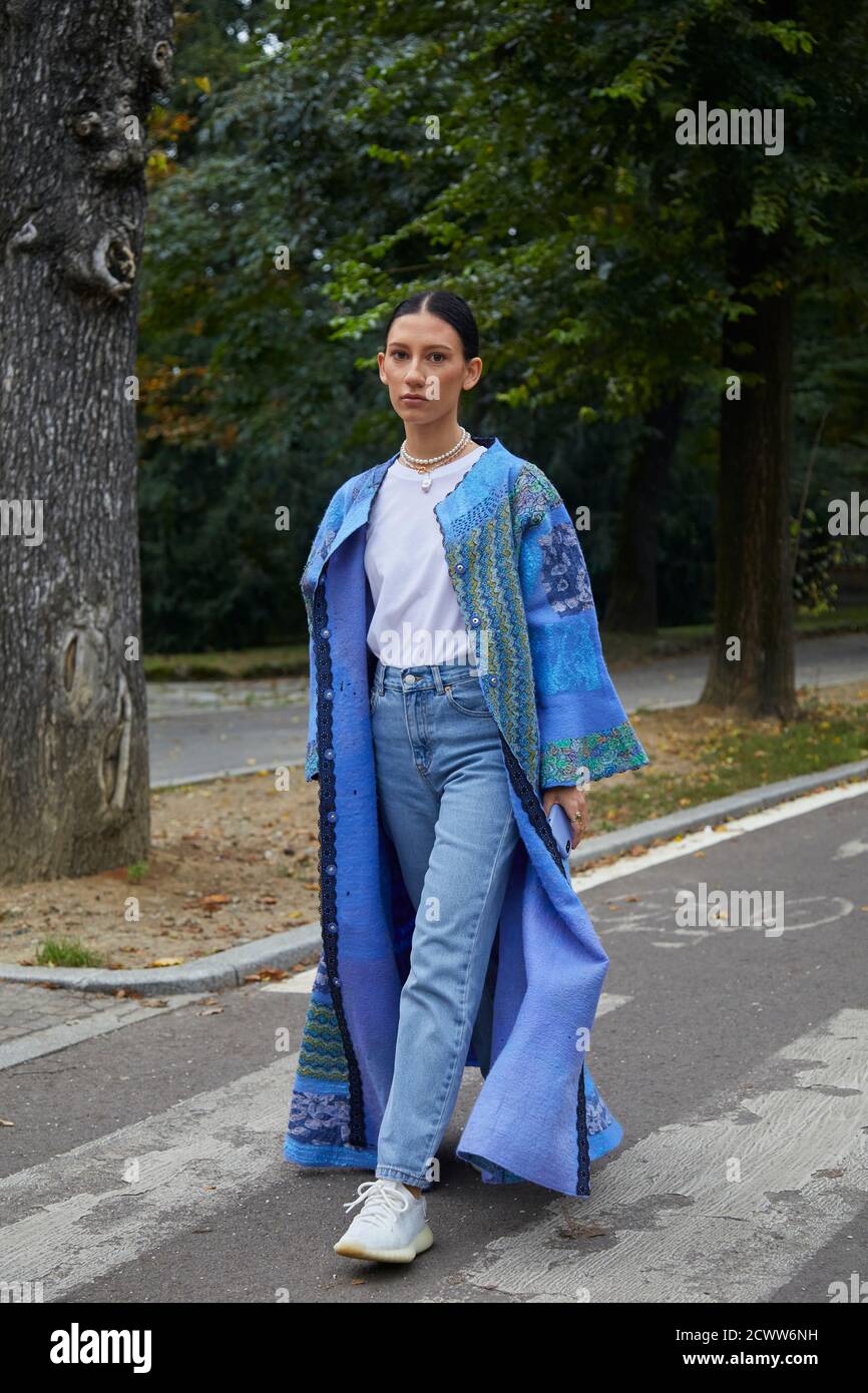 MILAN, ITALIE - 25 SEPTEMBRE 2020: Femme avec un manteau bleu avec des décorations florales avant le spectacle de mode Sportmax, Milan Fashion week Street style Banque D'Images