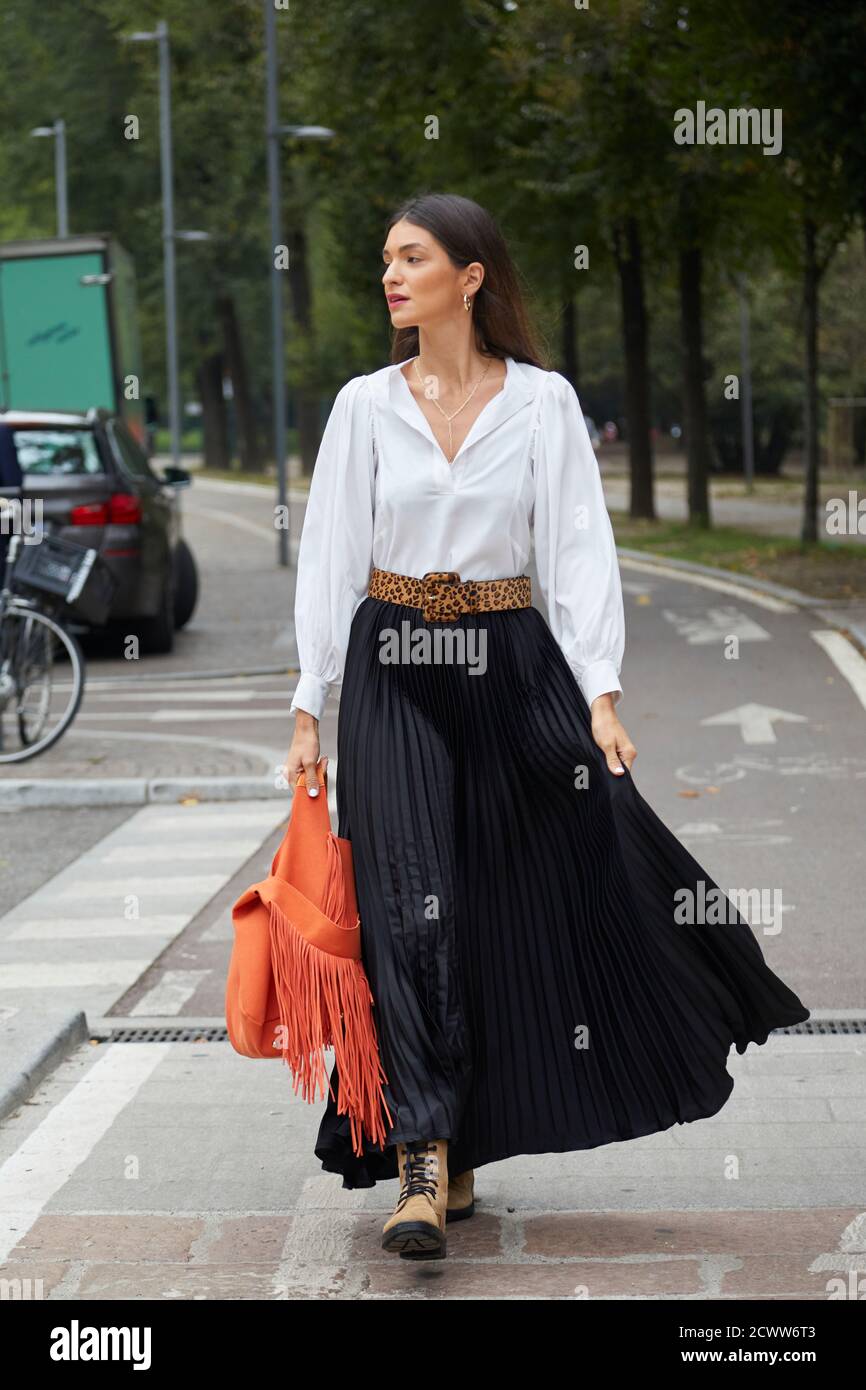 MILAN, ITALIE - 25 SEPTEMBRE 2020: Femme longue, jupe plissée et sac orange  avec franges avant le spectacle de mode Sportmax, Milan Fashion week Street  style Photo Stock - Alamy
