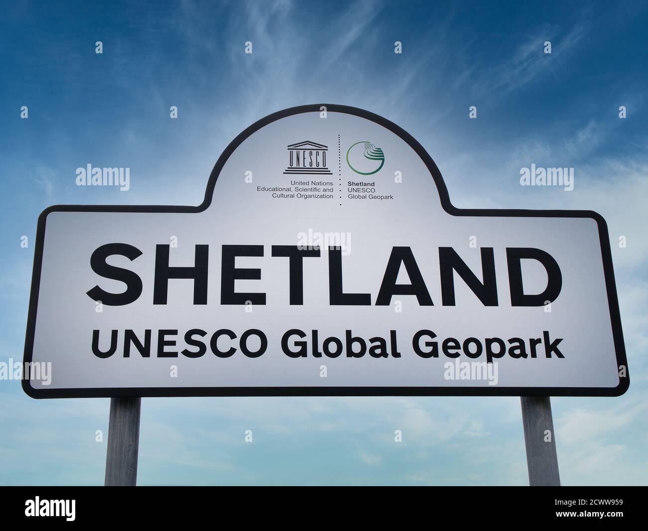 Le panneau Géoparc mondial de Shetland UNESCO au terminal de ferry de Holmsgarth à Lerwick, Shetland, Écosse, Royaume-Uni Banque D'Images