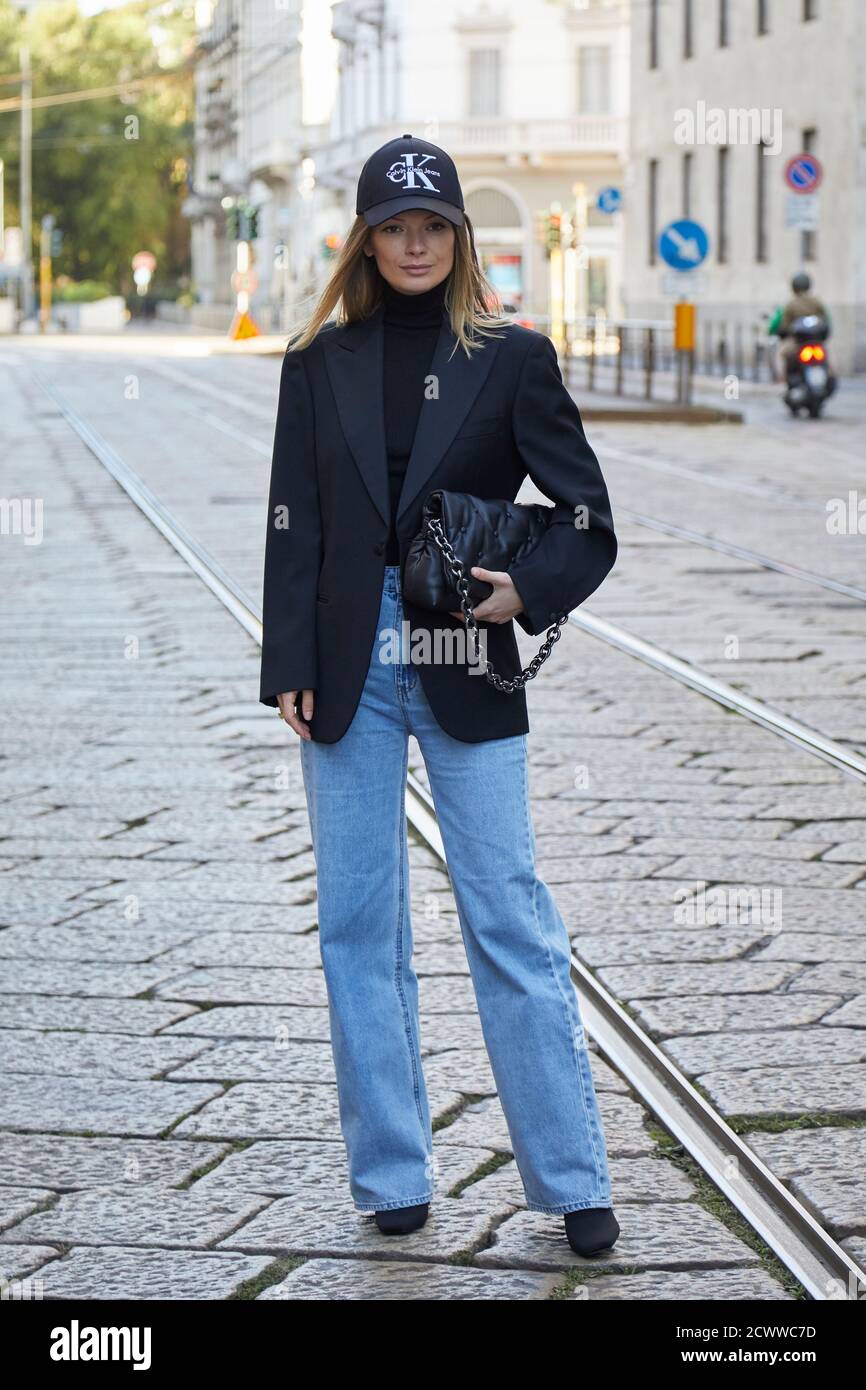 MILAN, ITALIE - 27 SEPTEMBRE 2020 : femme avec casquette Calvin Klein noire  et pantalon denim avant le spectacle DE mode SHI.RT, Milan Fashion week  Street style Photo Stock - Alamy