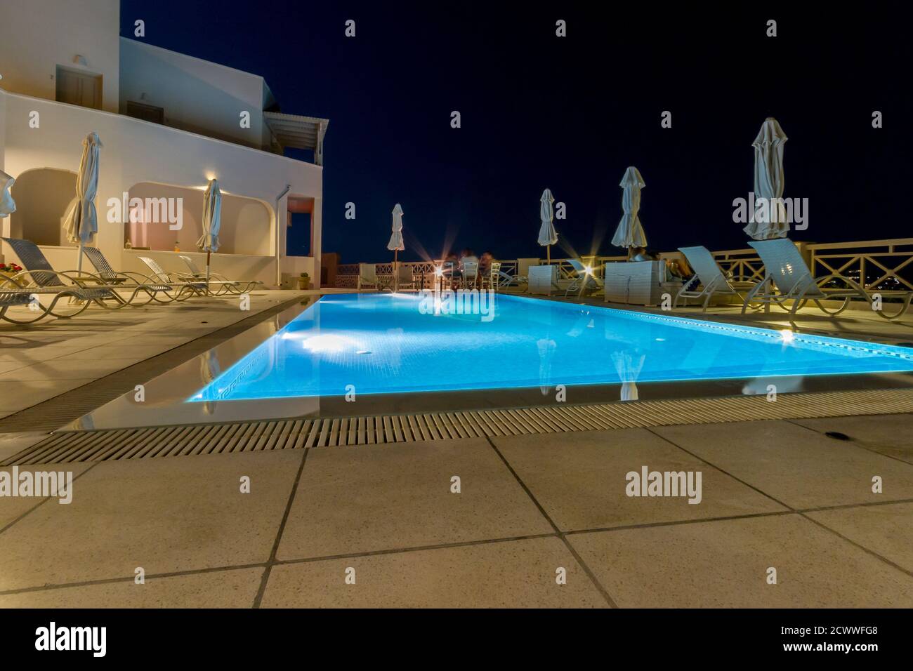 SANTORIN, GRÈCE - 2013 août. Nightshoot à la piscine. Banque D'Images