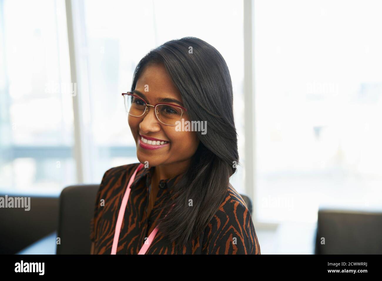 Smiling businesswoman in office Banque D'Images